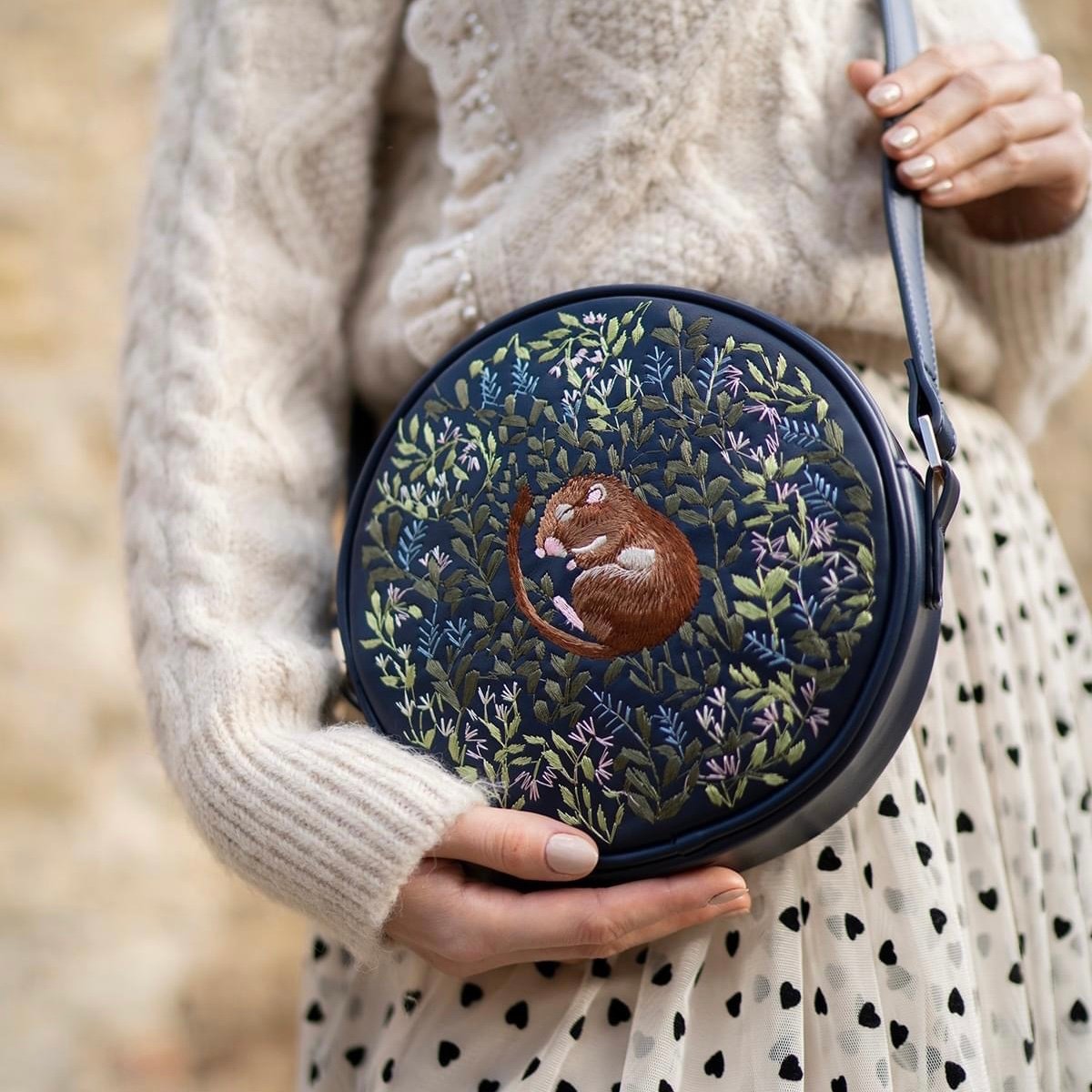 Fable England 睡鼠刺繡圓形包