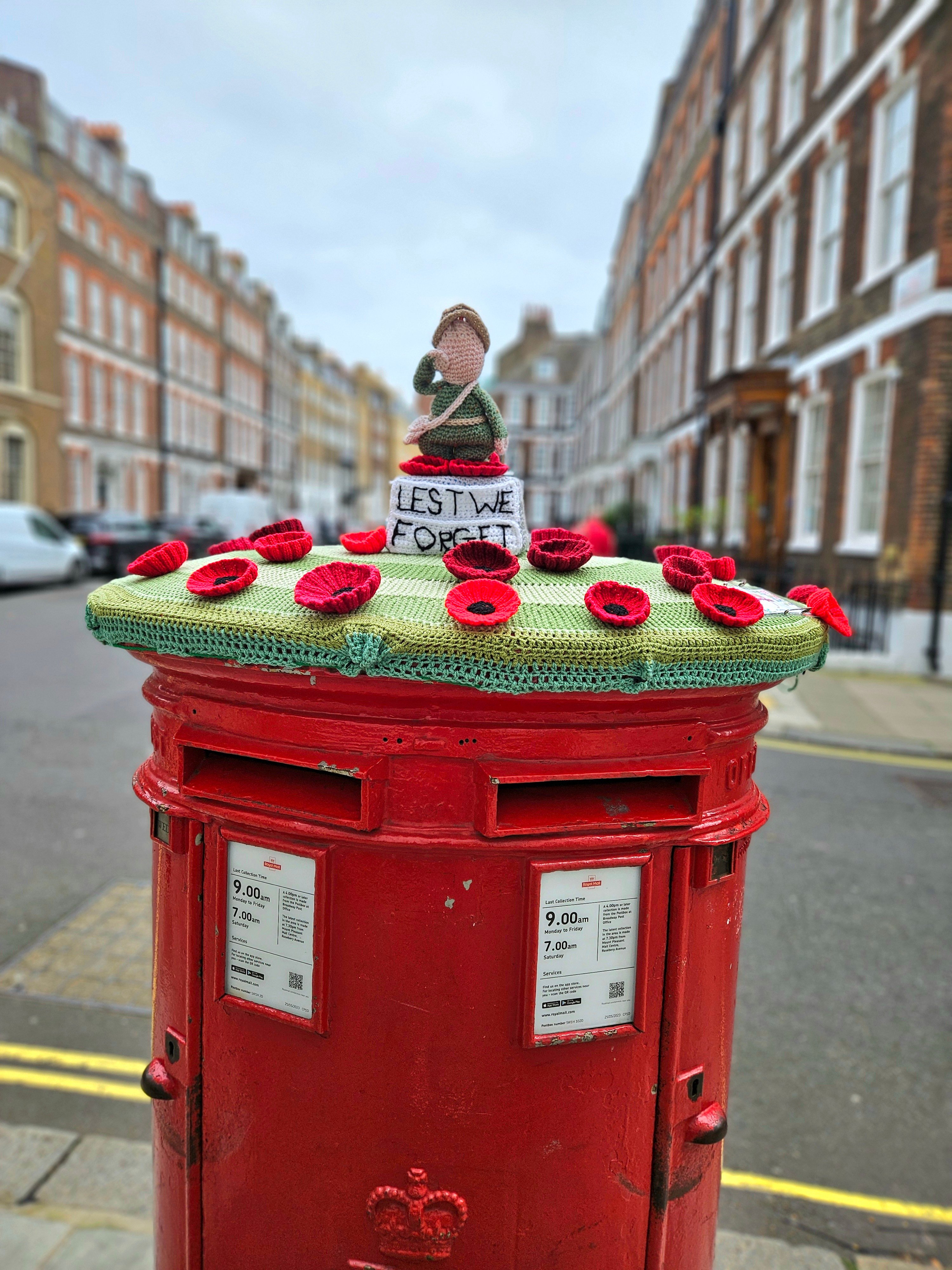 紅郵筒毛衣，是溫柔的提醒