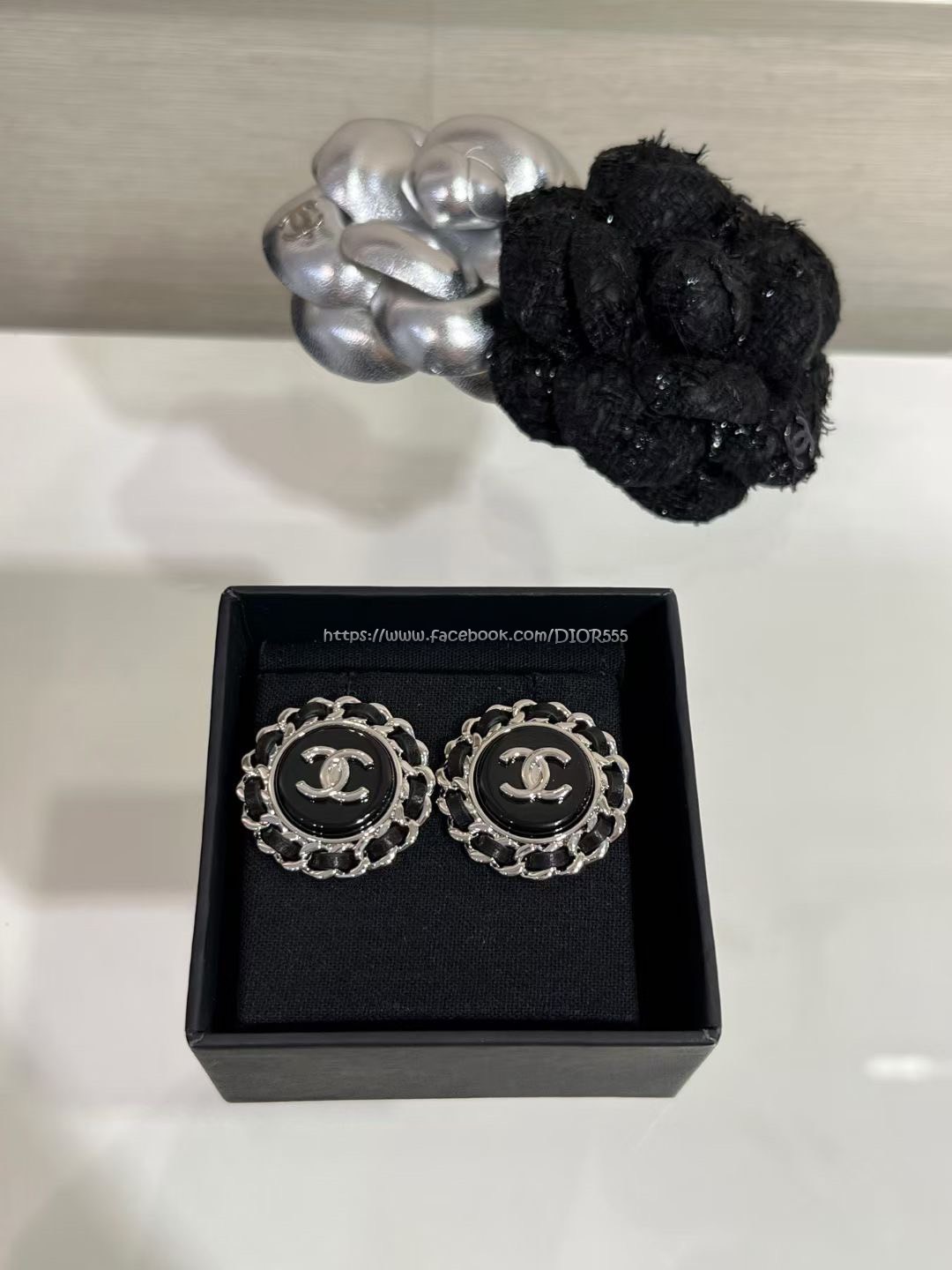 銀色雙C漆皮穿鏈圓形耳環