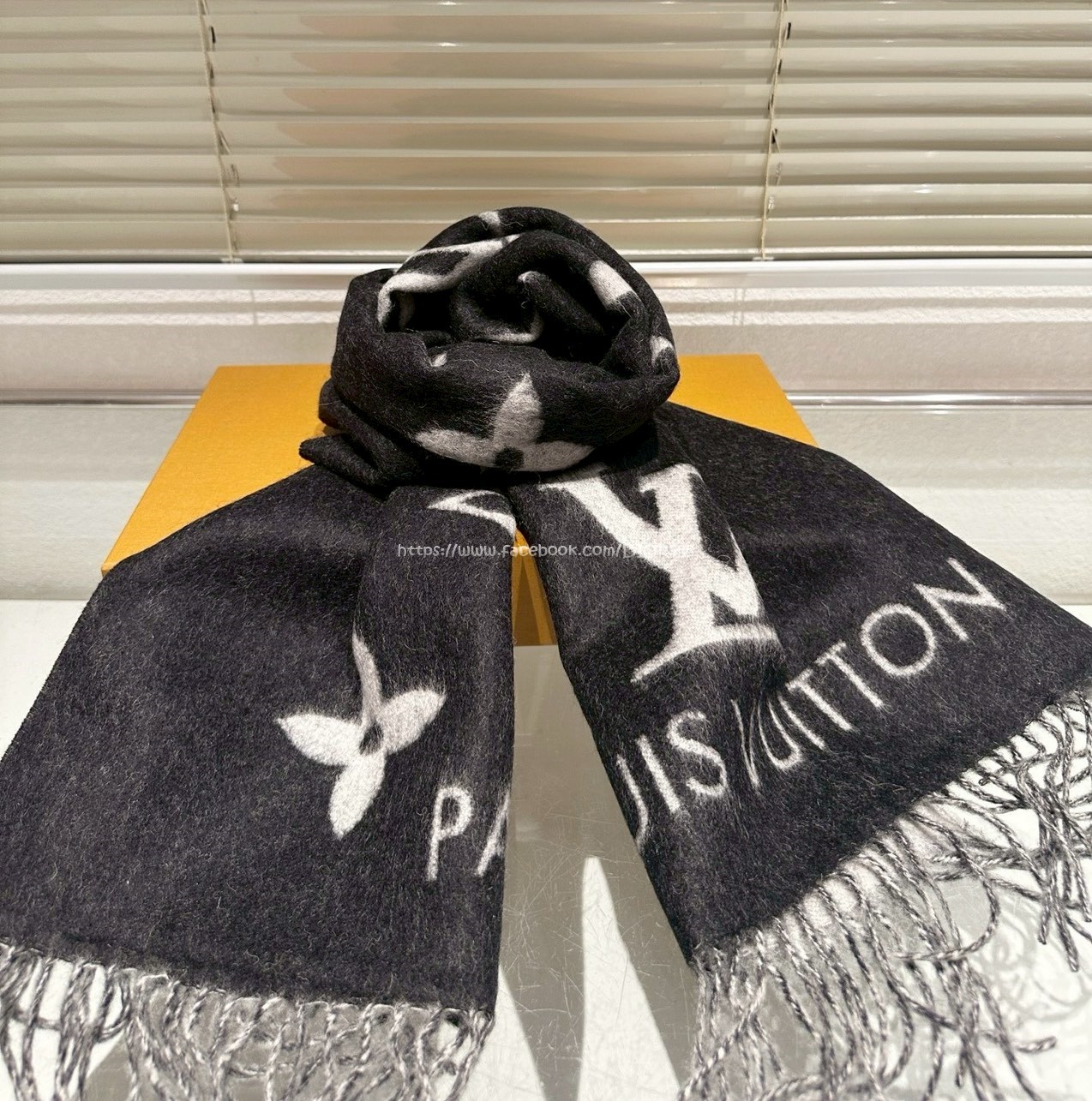 LV黑色圍巾