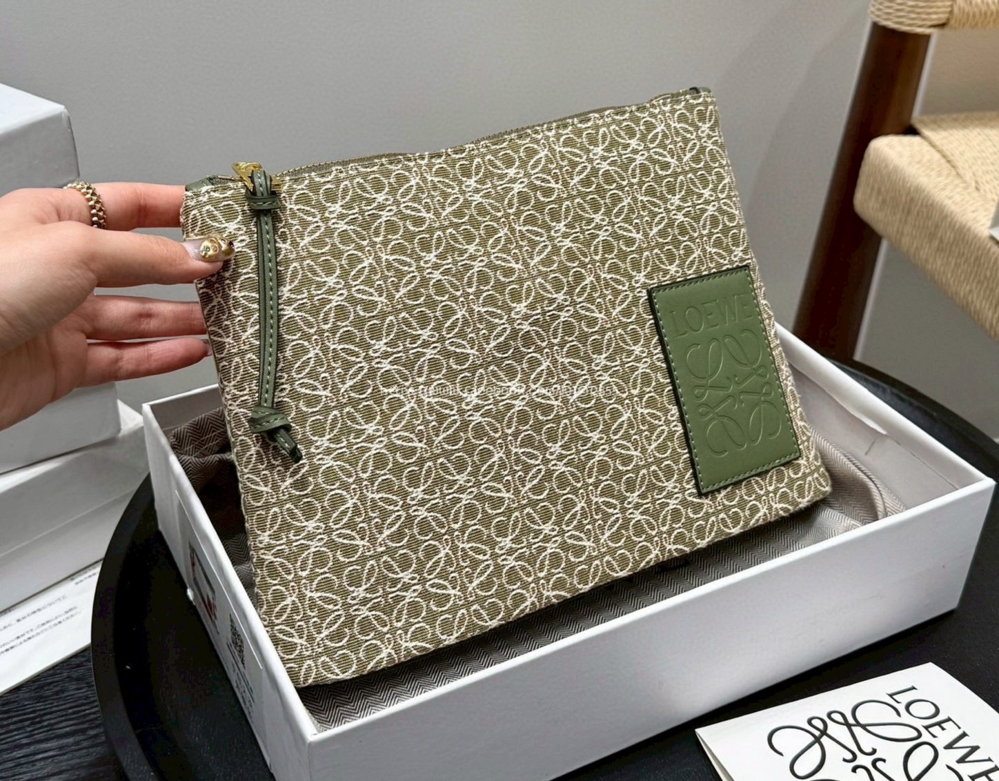 LOEWE Oblong  pouch帆布手拿包