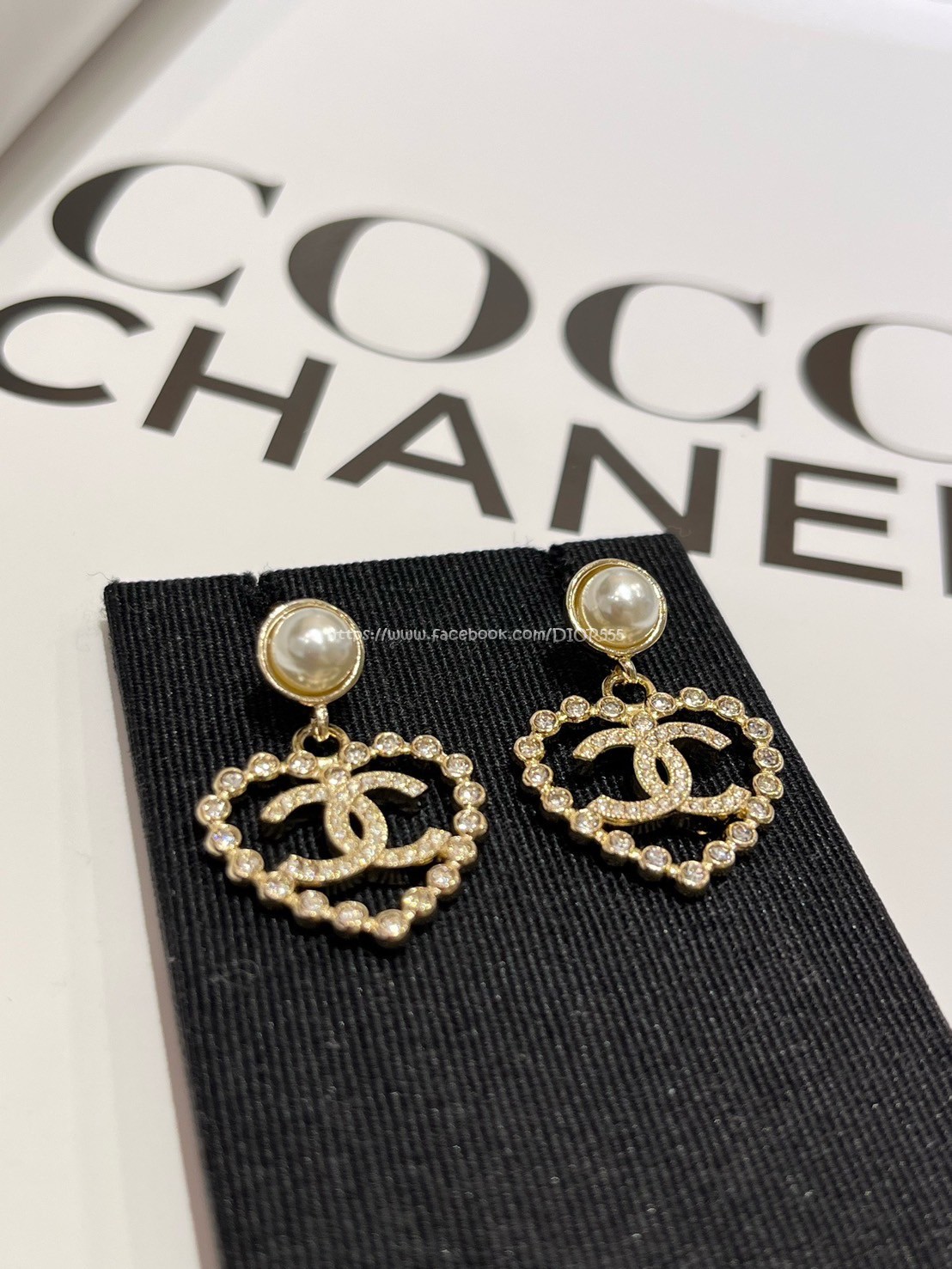 小香淺金色滿鑽雙C鏤空耳環