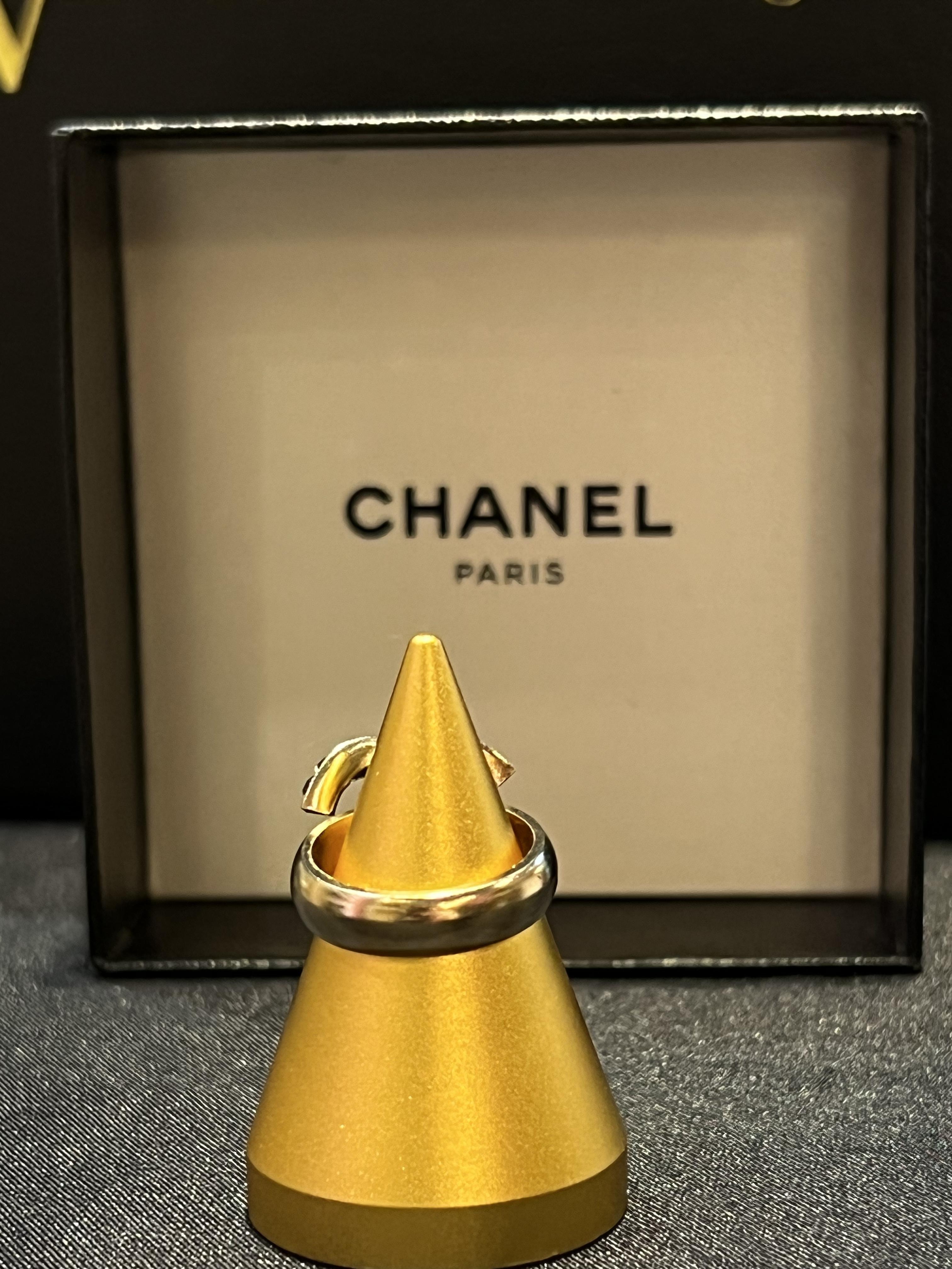 Chanel立體銀帶鑽戒指