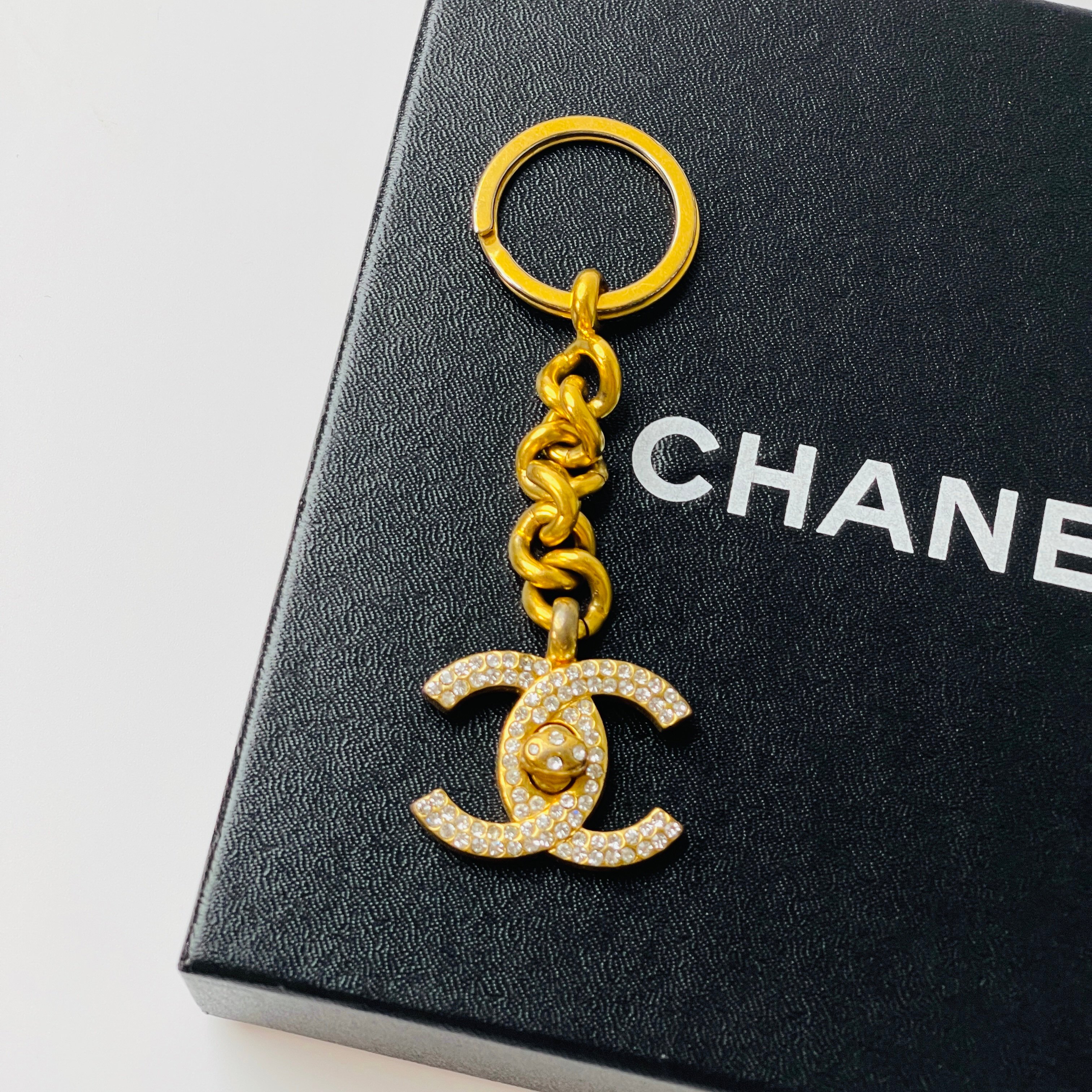 Chanel 滿鑽金書包釦鑰匙圈