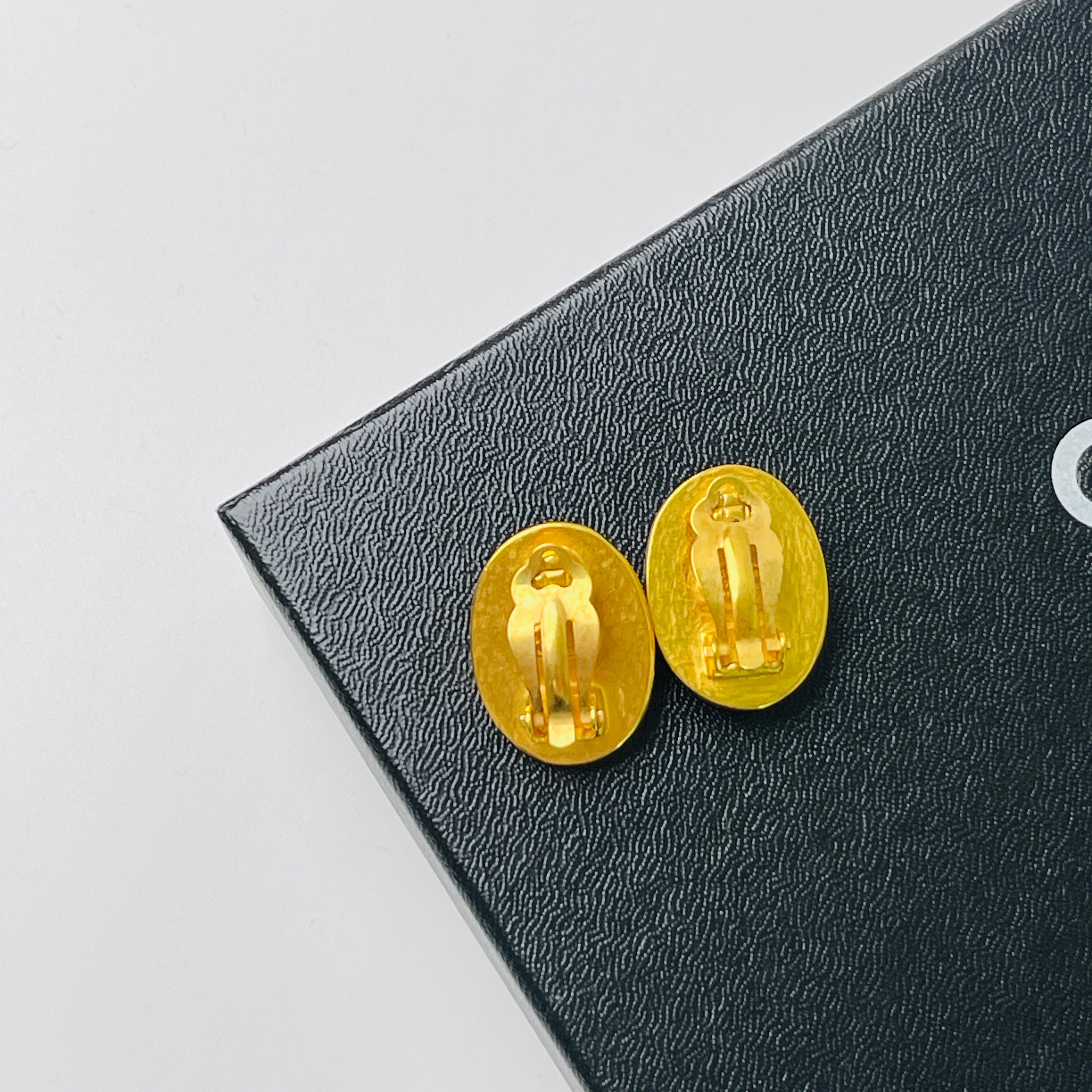 Chanel 綠松石橢圓耳夾