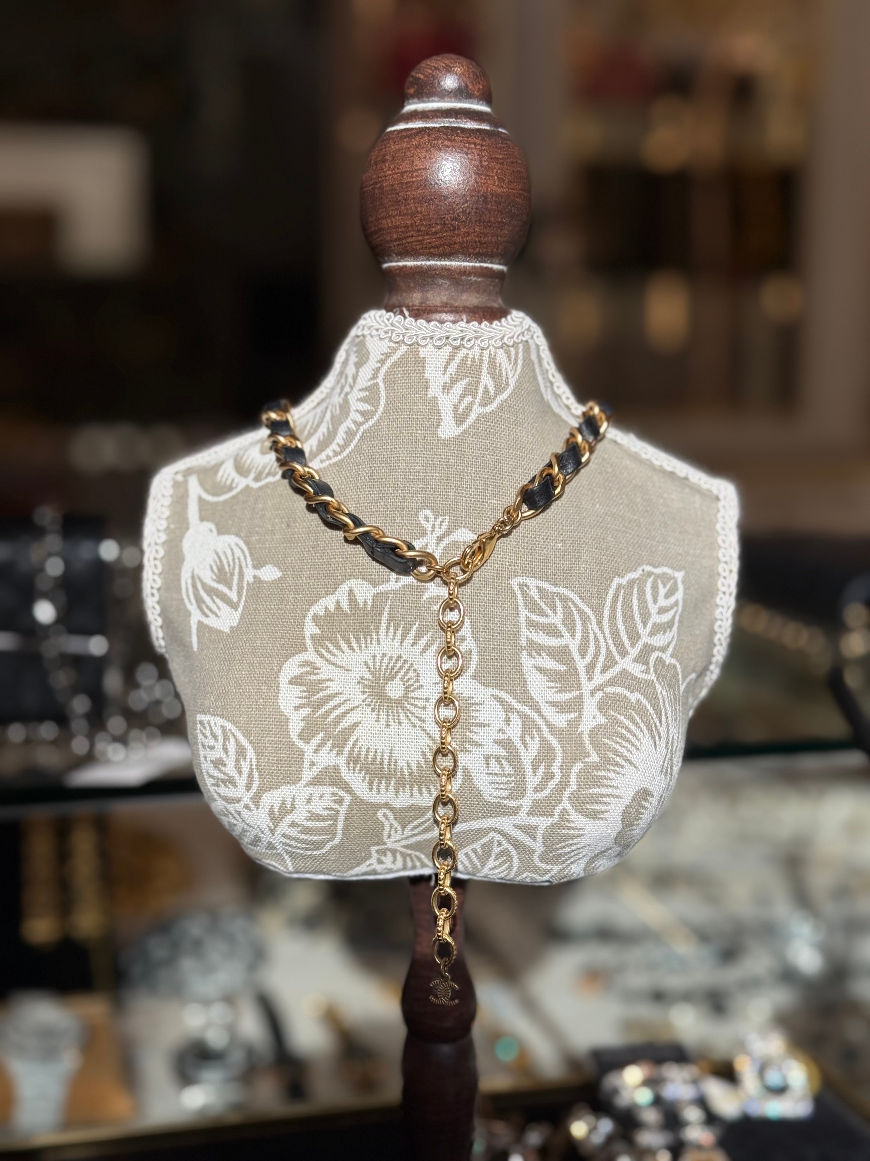 Chanel皮穿山茶花頸鏈