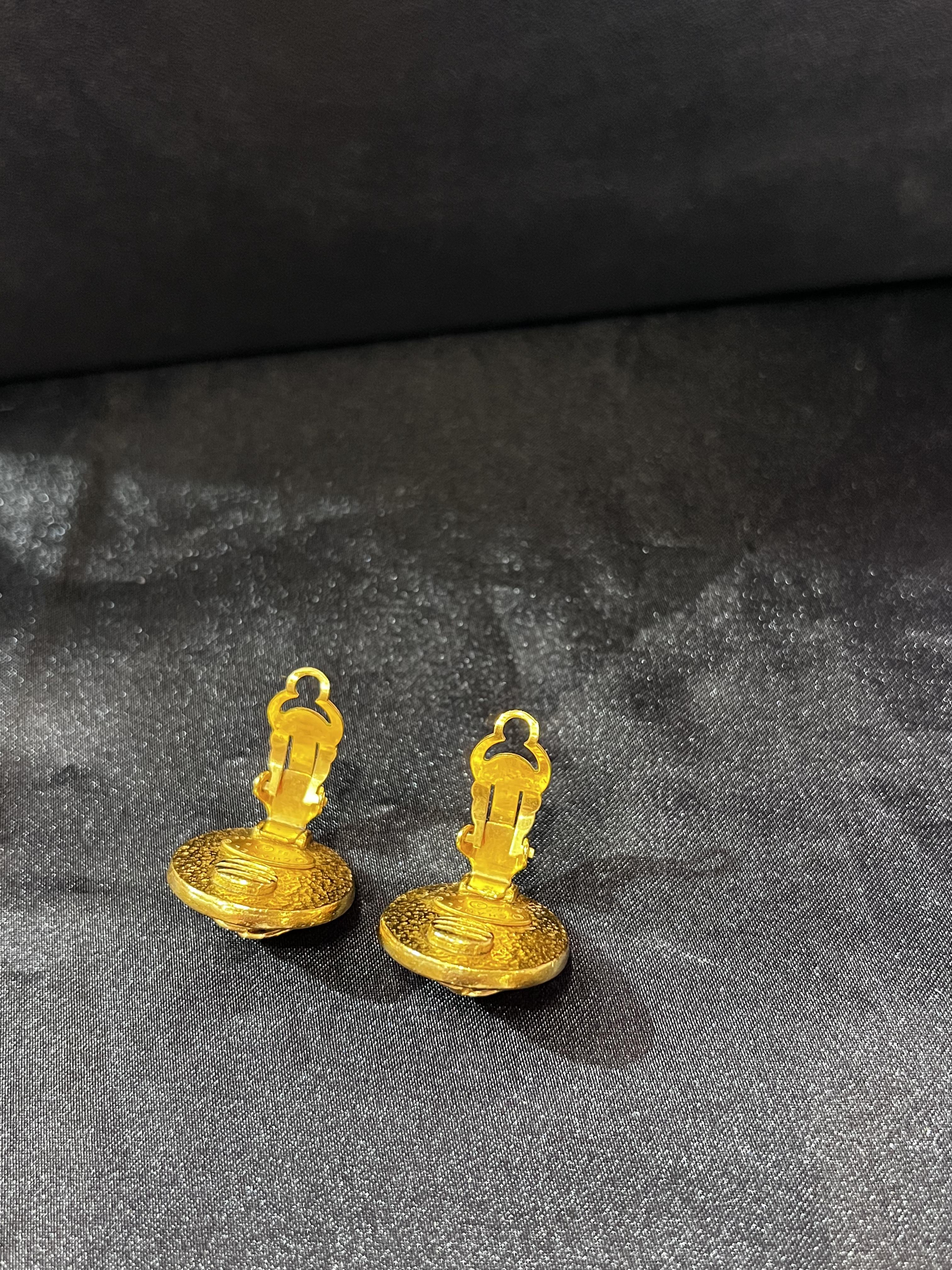 Chanel圓珍珠logo耳夾