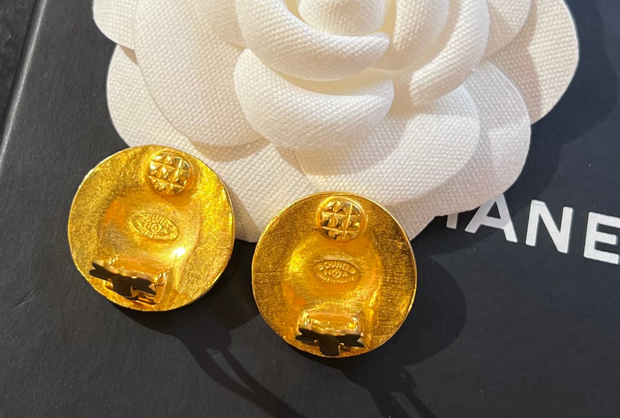 Chanel葡萄藤圓耳夾