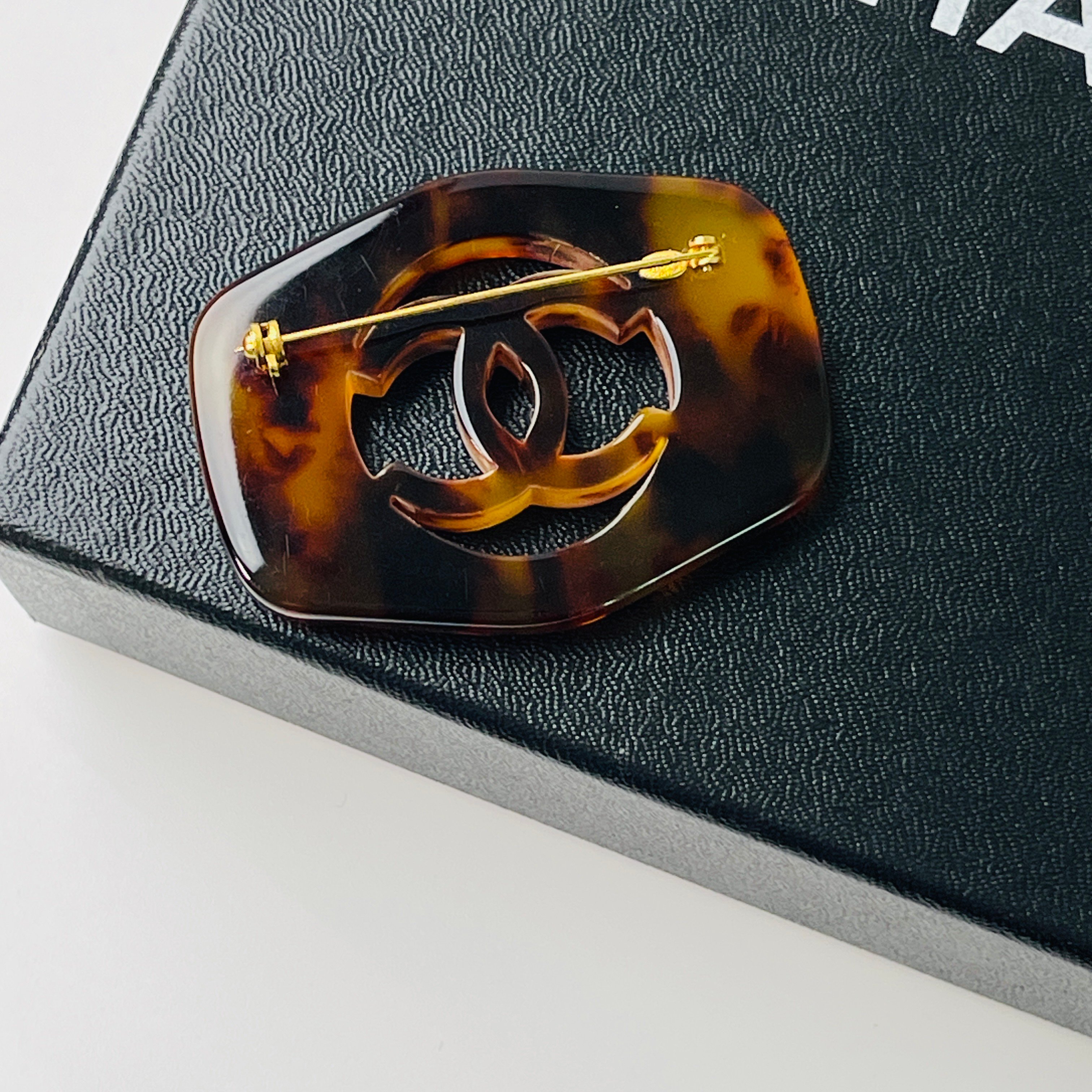 Chanel 玳瑁六邊形胸針