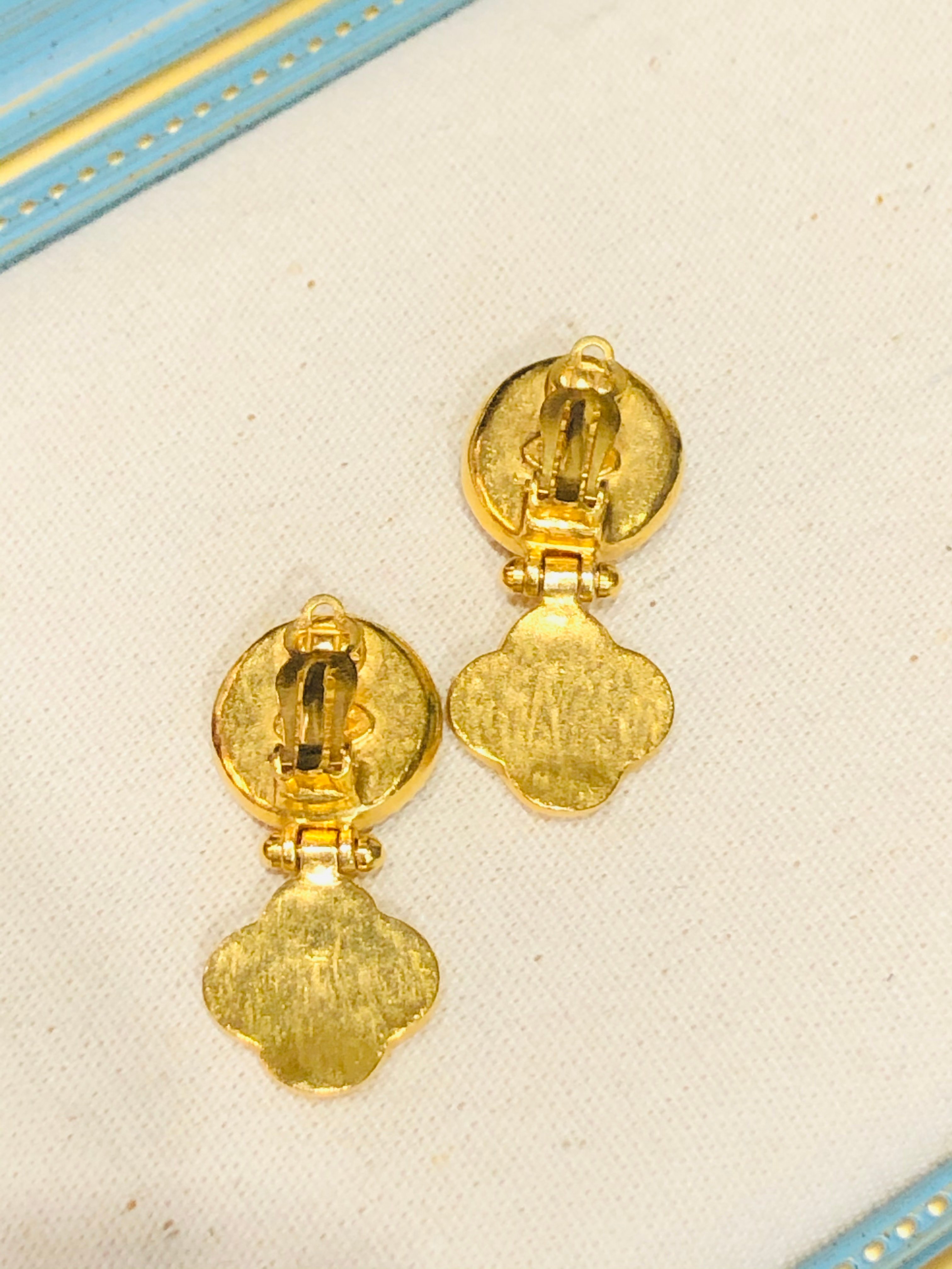 Chanel 藤蔓四葉草垂墜耳夾