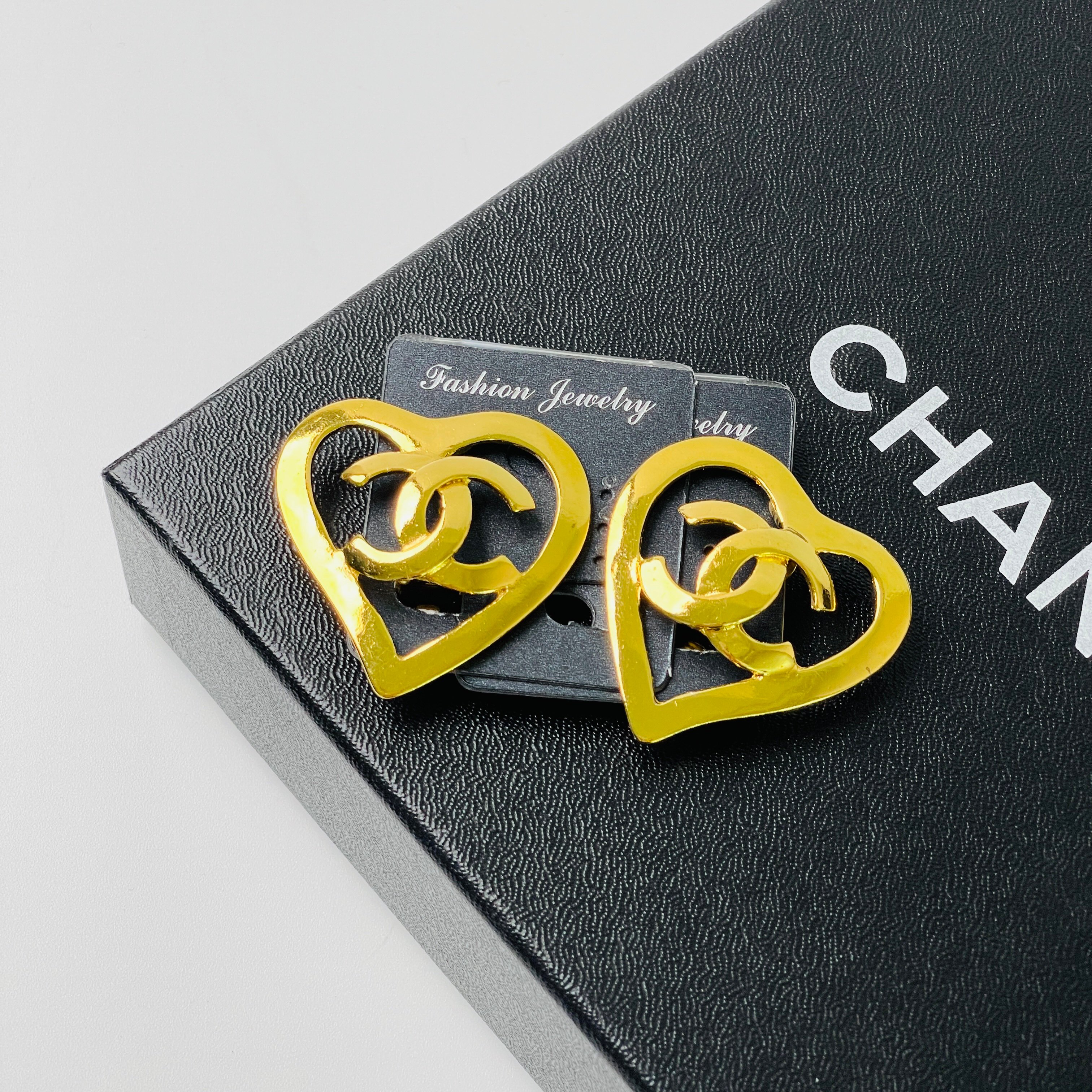 Chanel 鏤空愛心耳夾