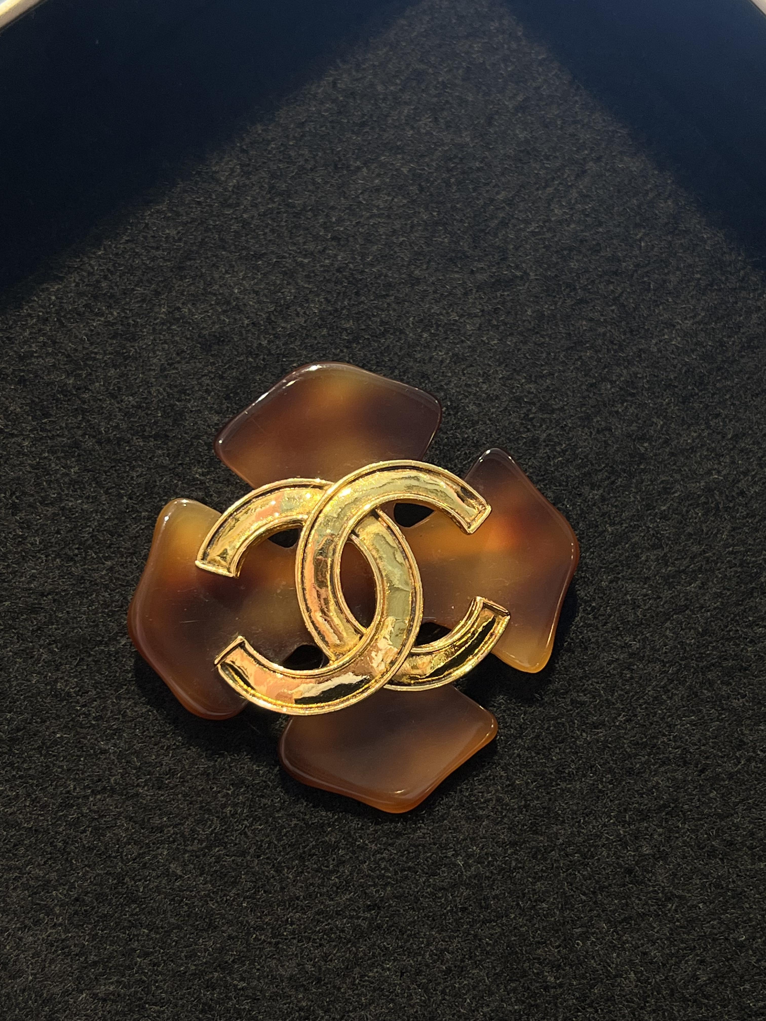 Chanel玳瑁四葉草胸針