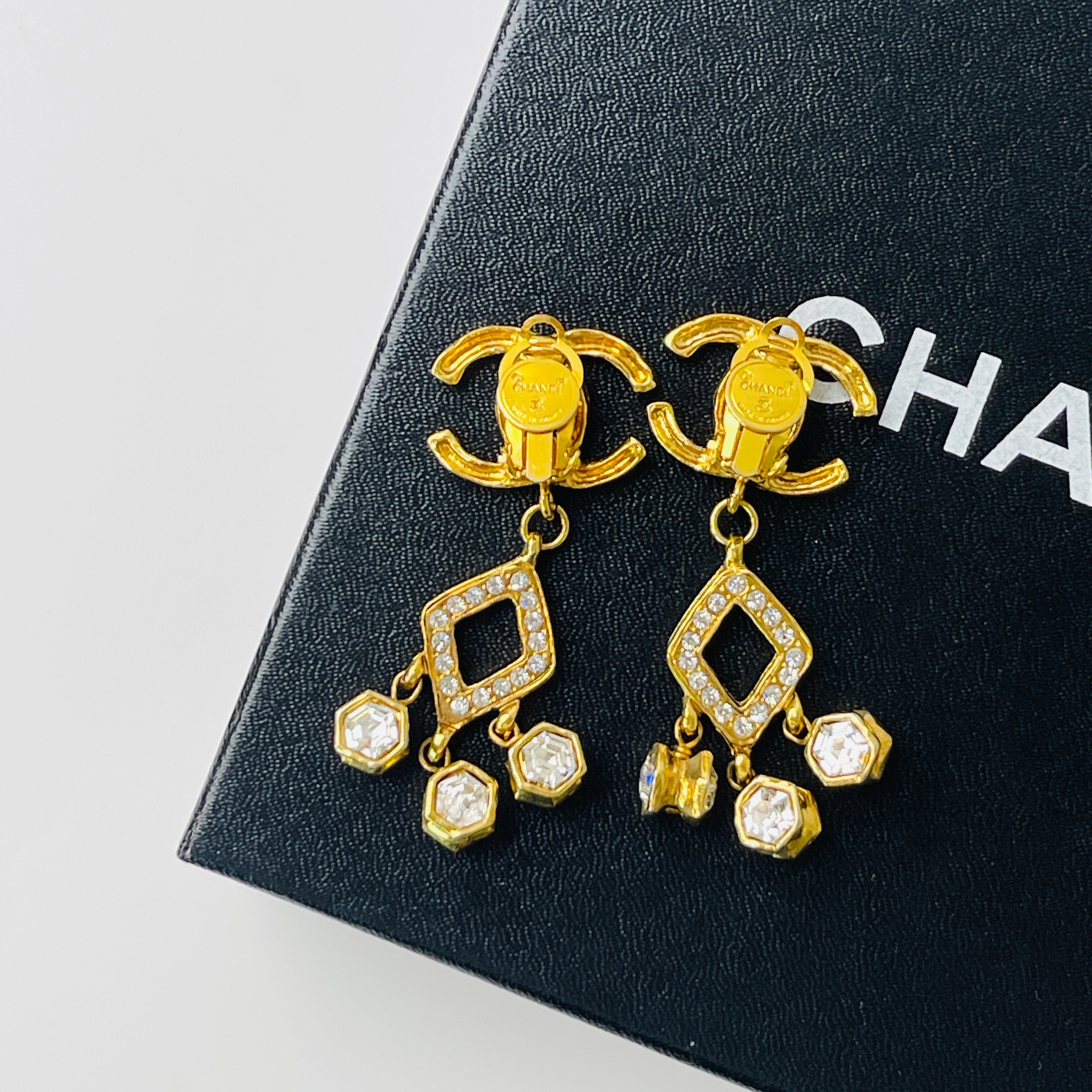 Chanel 萊茵石菱形垂墜耳夾