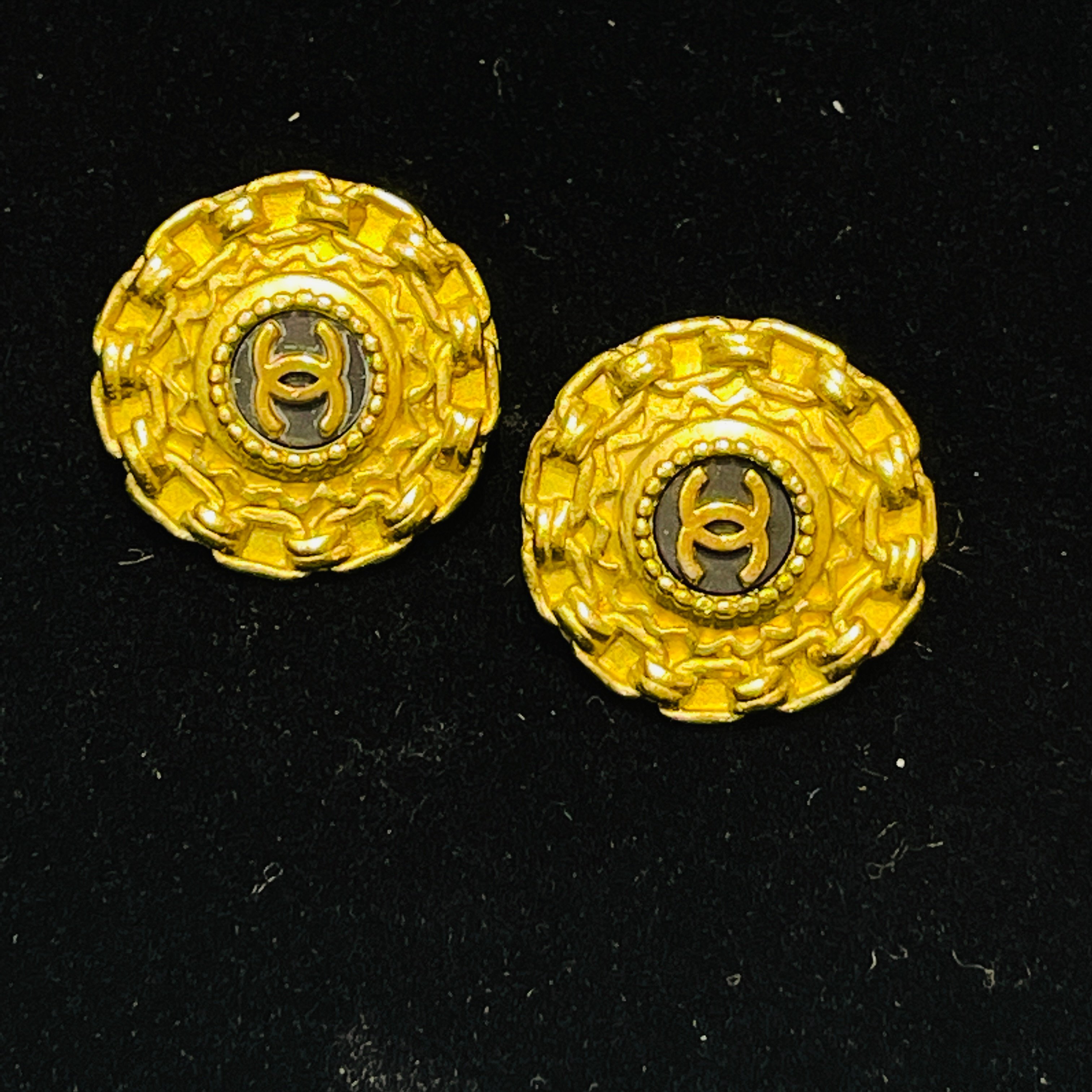 Chanel 鎖鏈花黑金耳夾