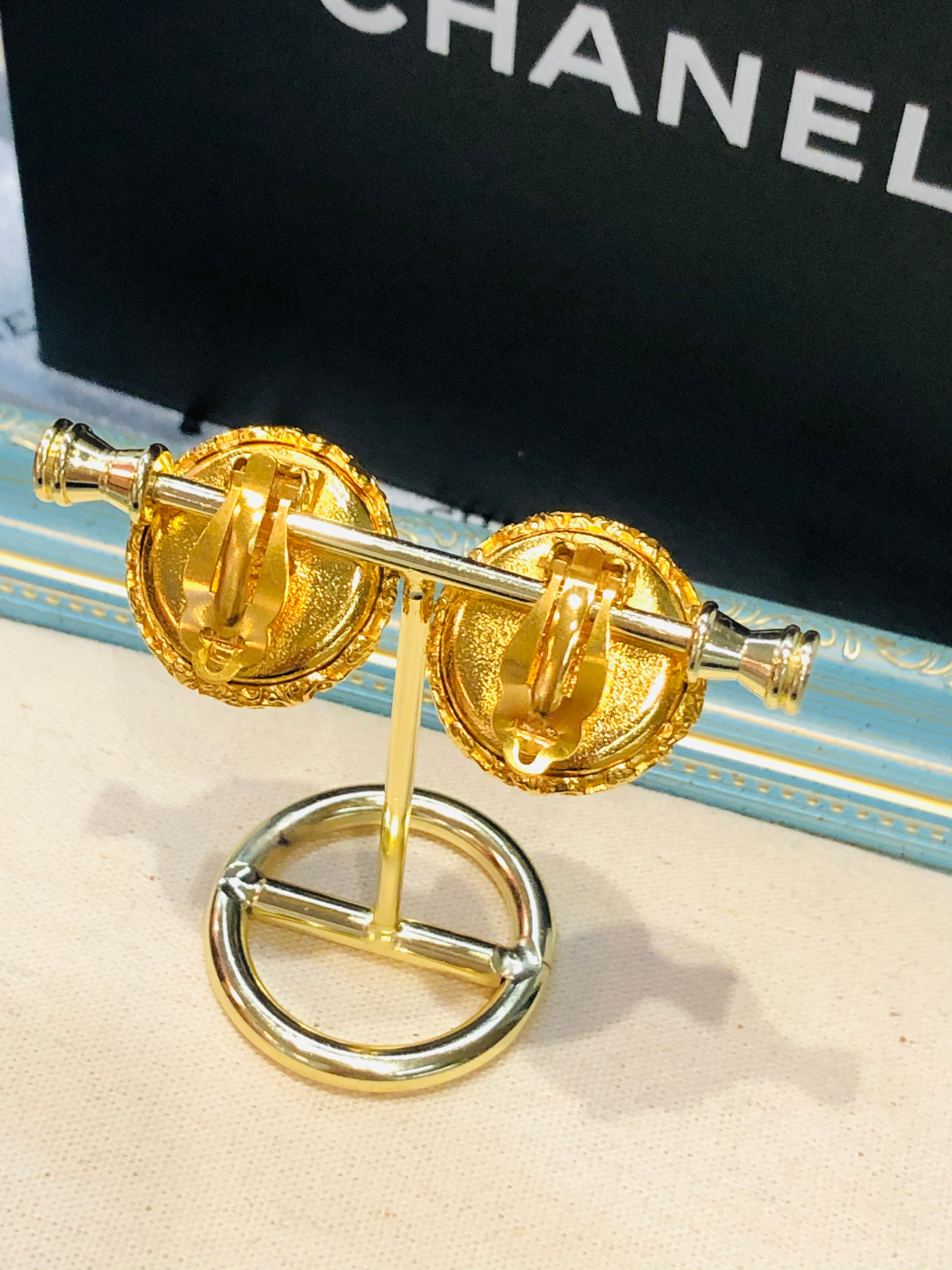 Chanel 熔岩珍珠耳夾