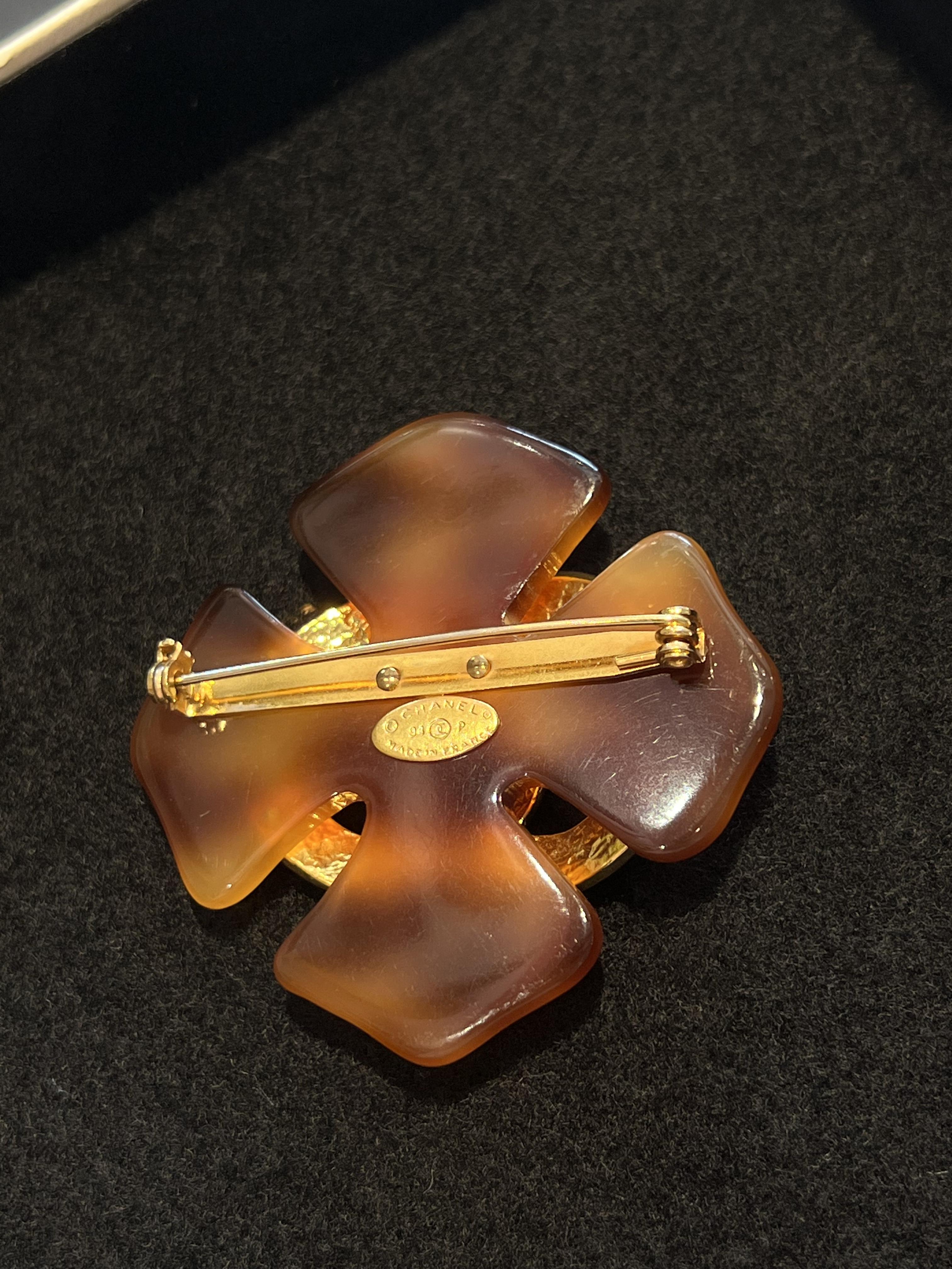 Chanel玳瑁四葉草胸針