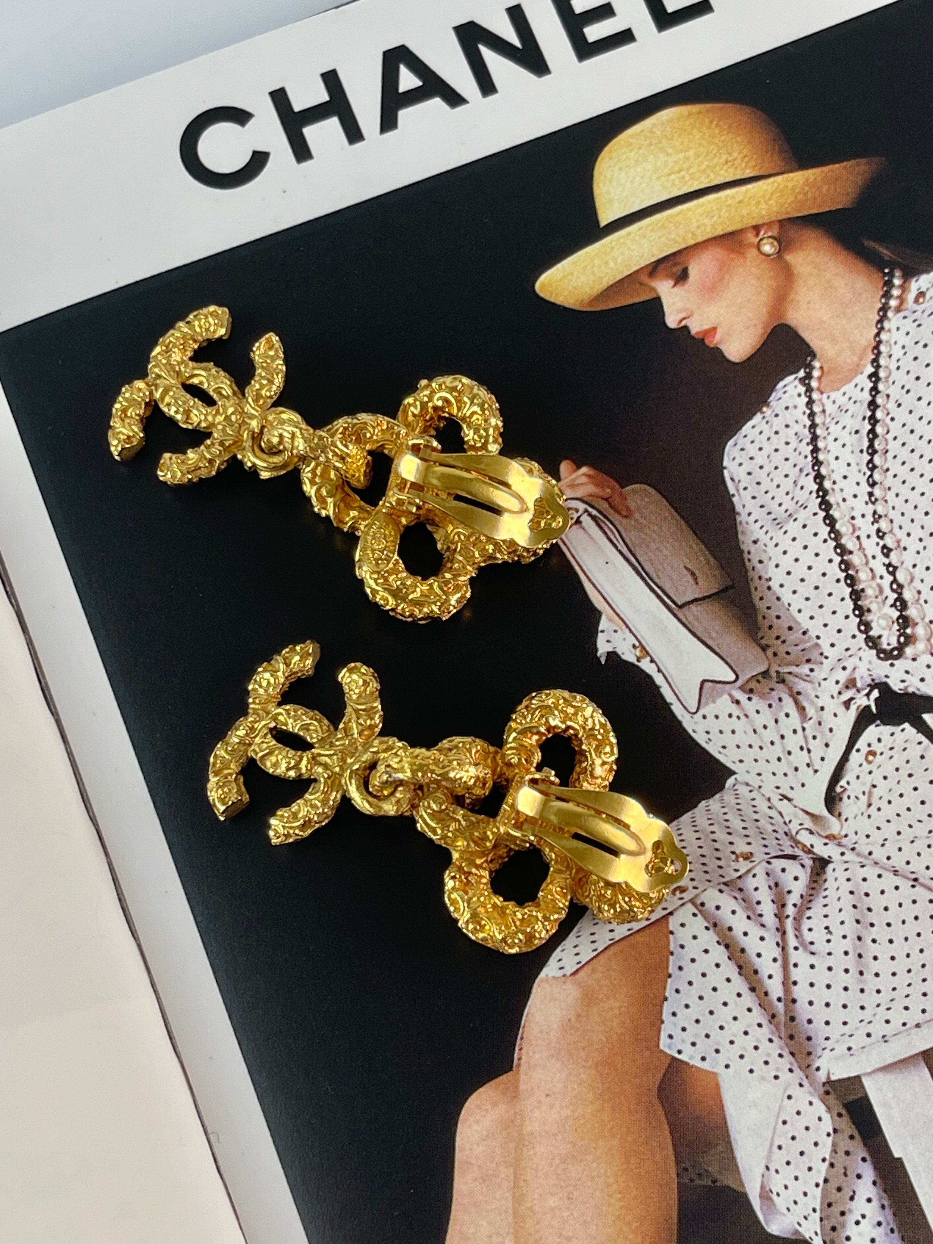 Chanel幸運草垂墜熔岩耳夾