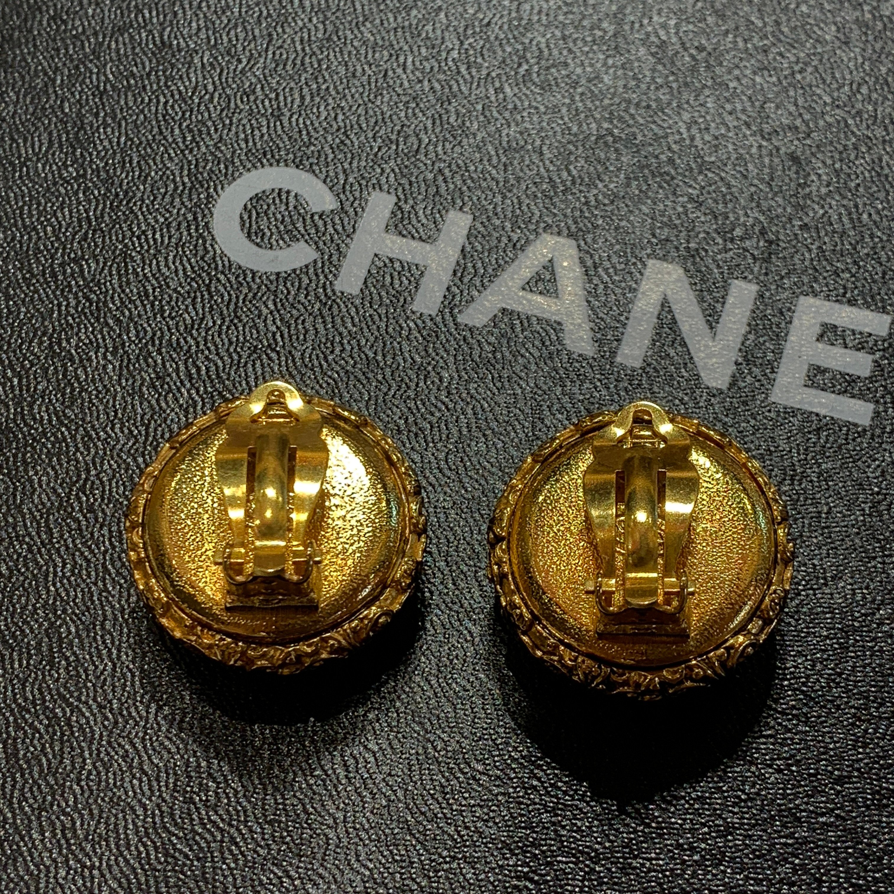 Chanel熔岩鏡面耳夾