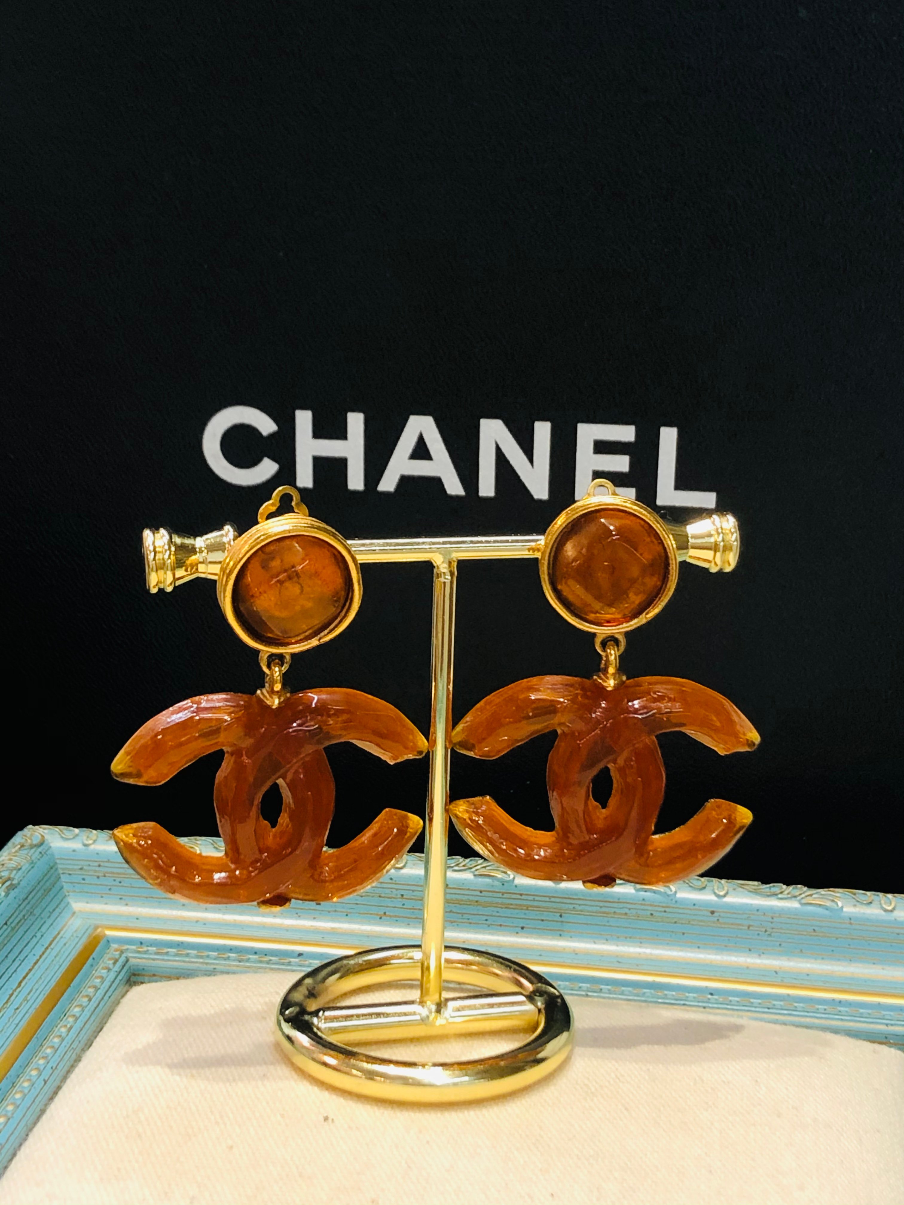 Chanel 樹脂垂墜雙C耳夾