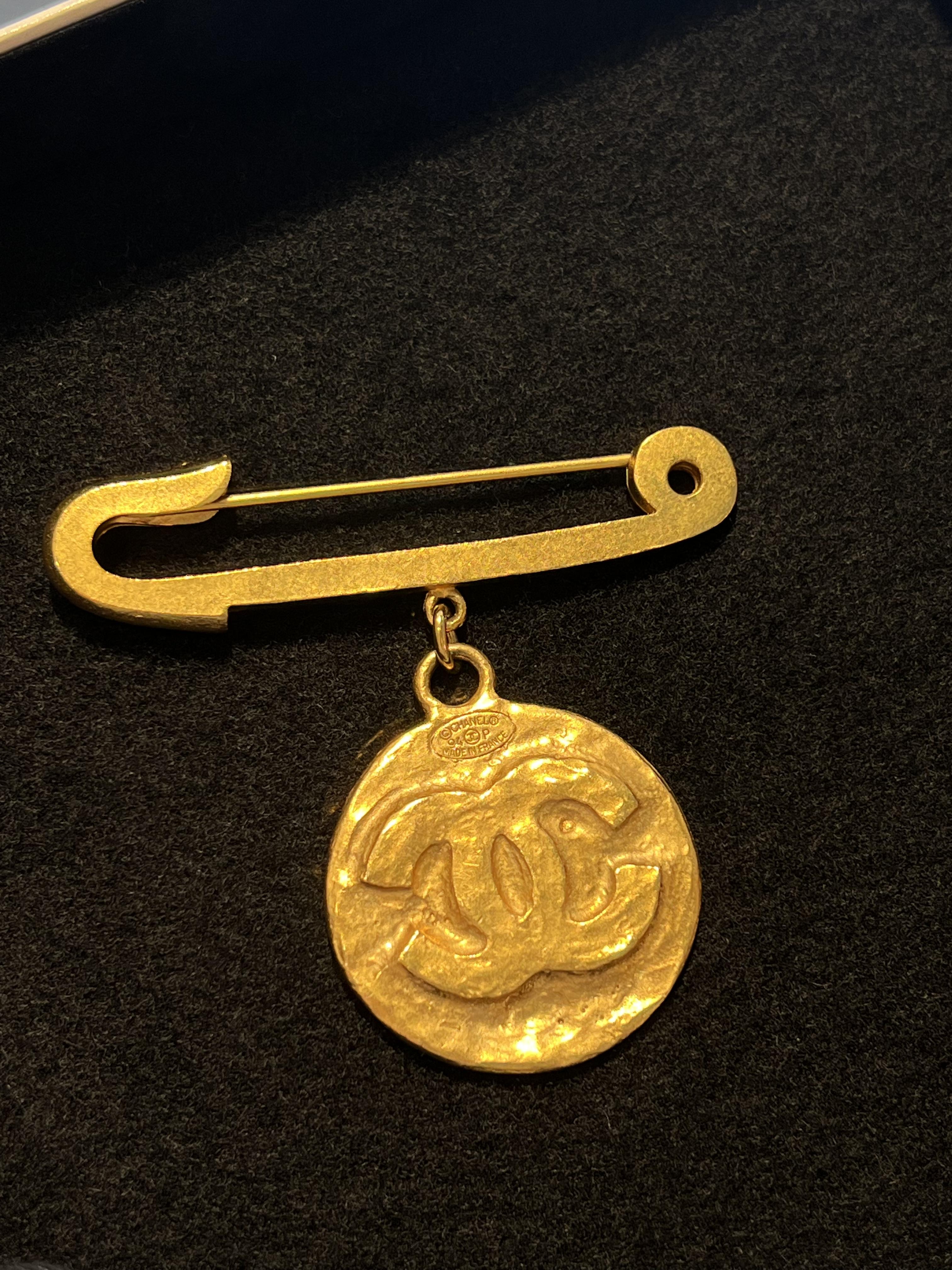 Chanel敲打金幣胸針