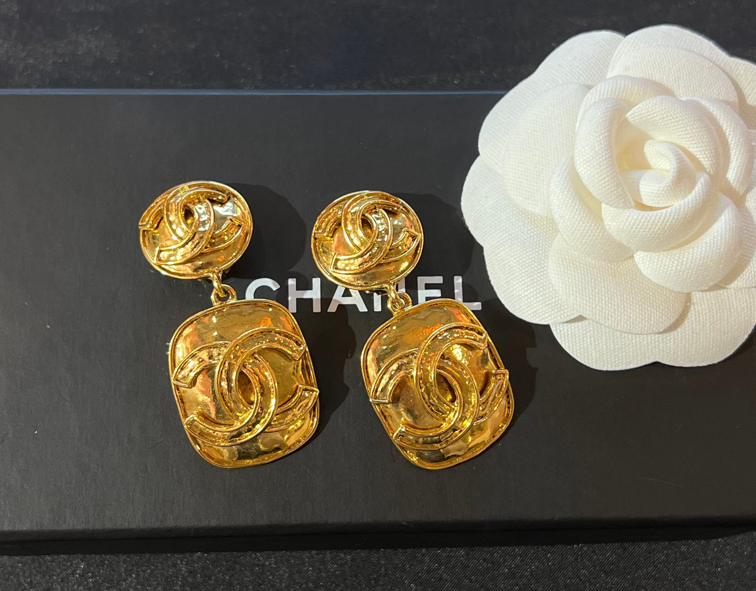 Chanel圓logo垂墜方耳夾