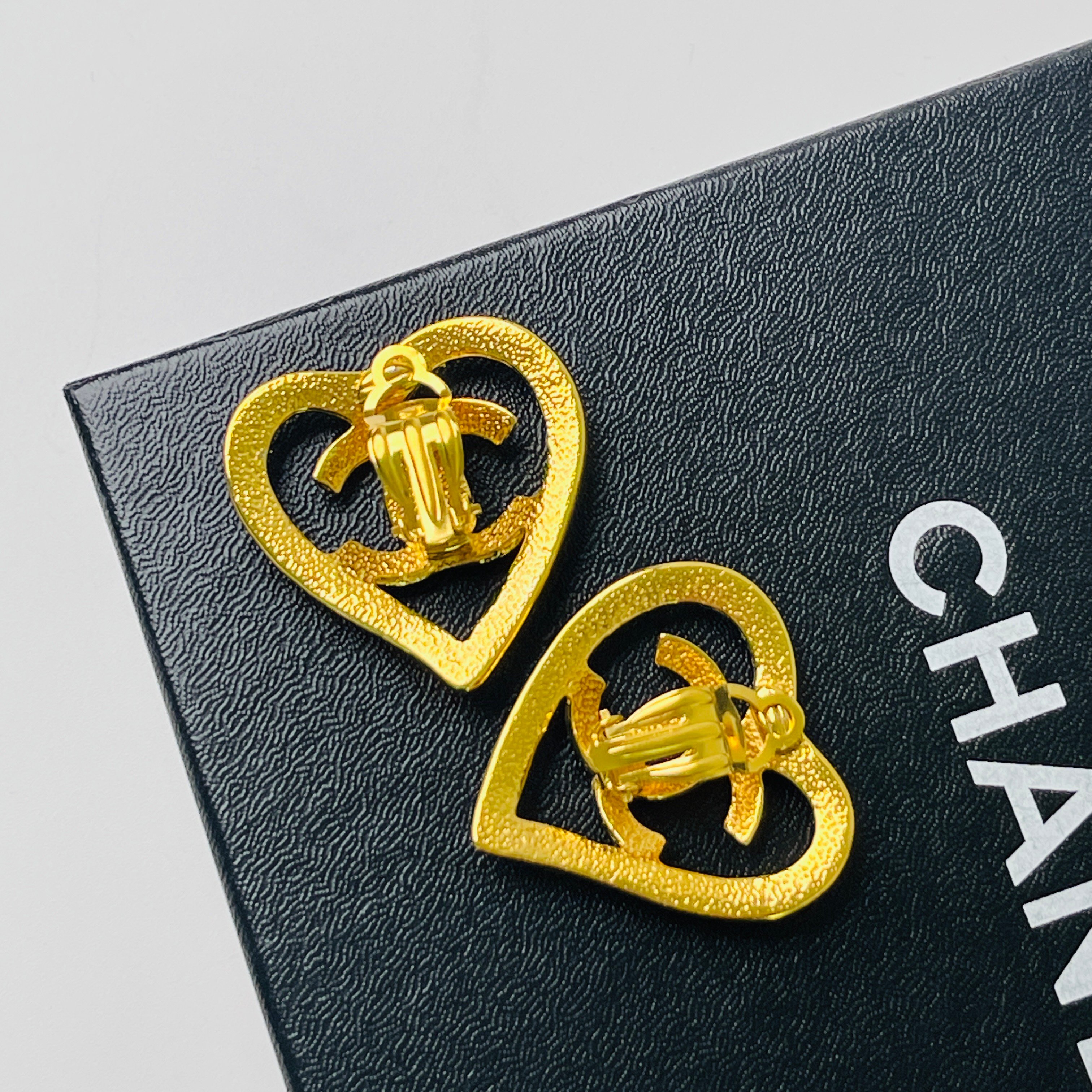 Chanel 鏤空愛心耳夾