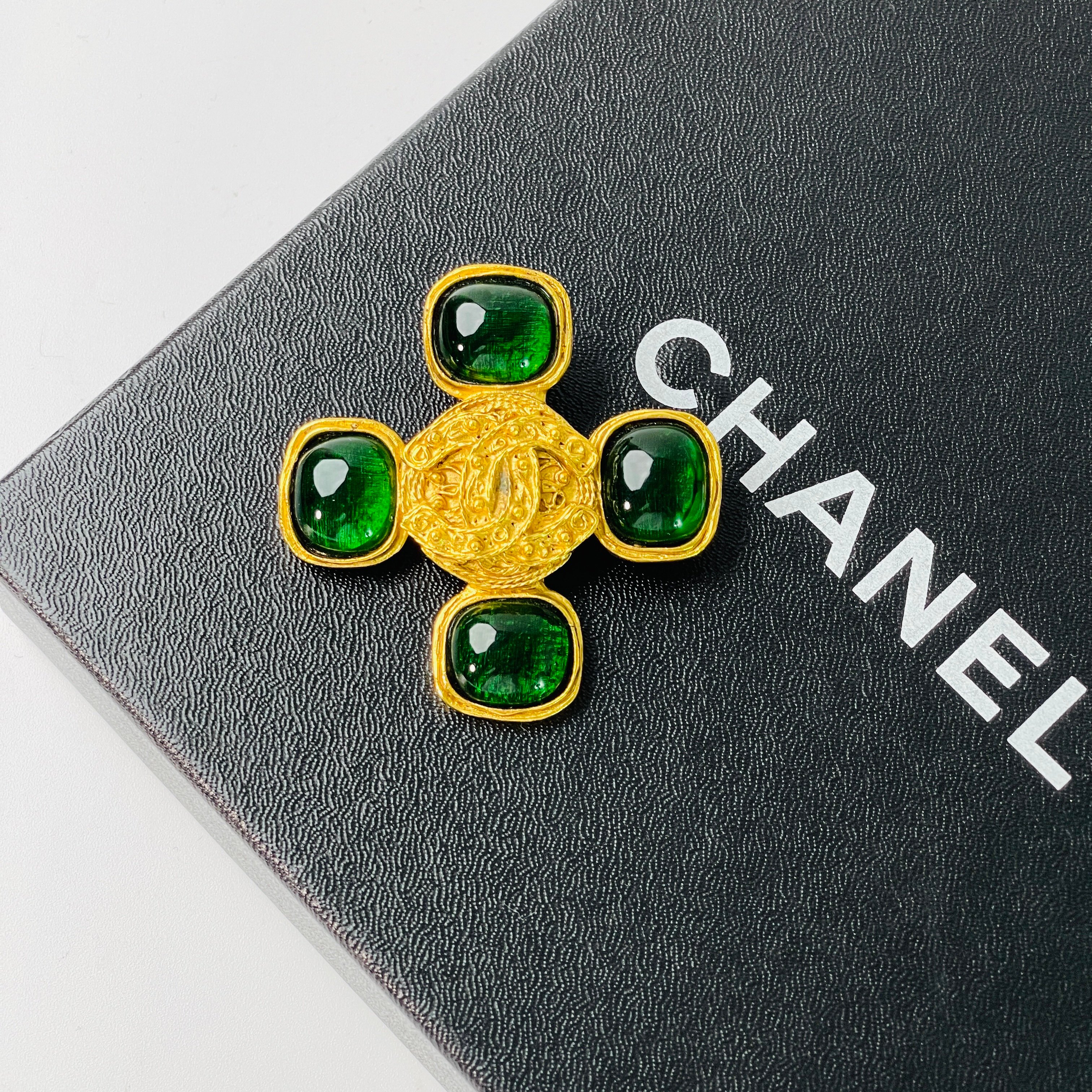 Chanel 葡萄藤綠琉十字胸針