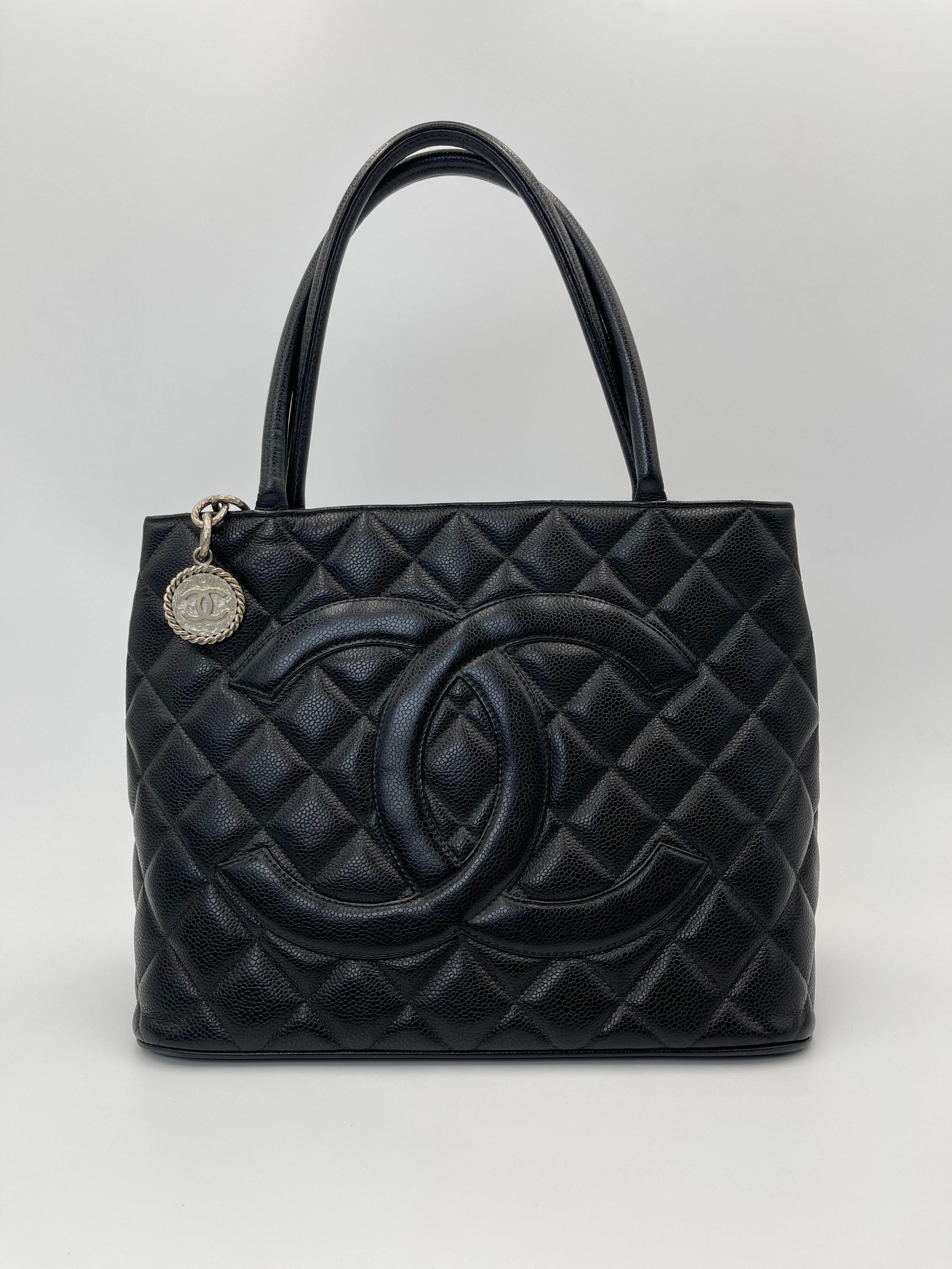 Chanel希爾頓銀幣包