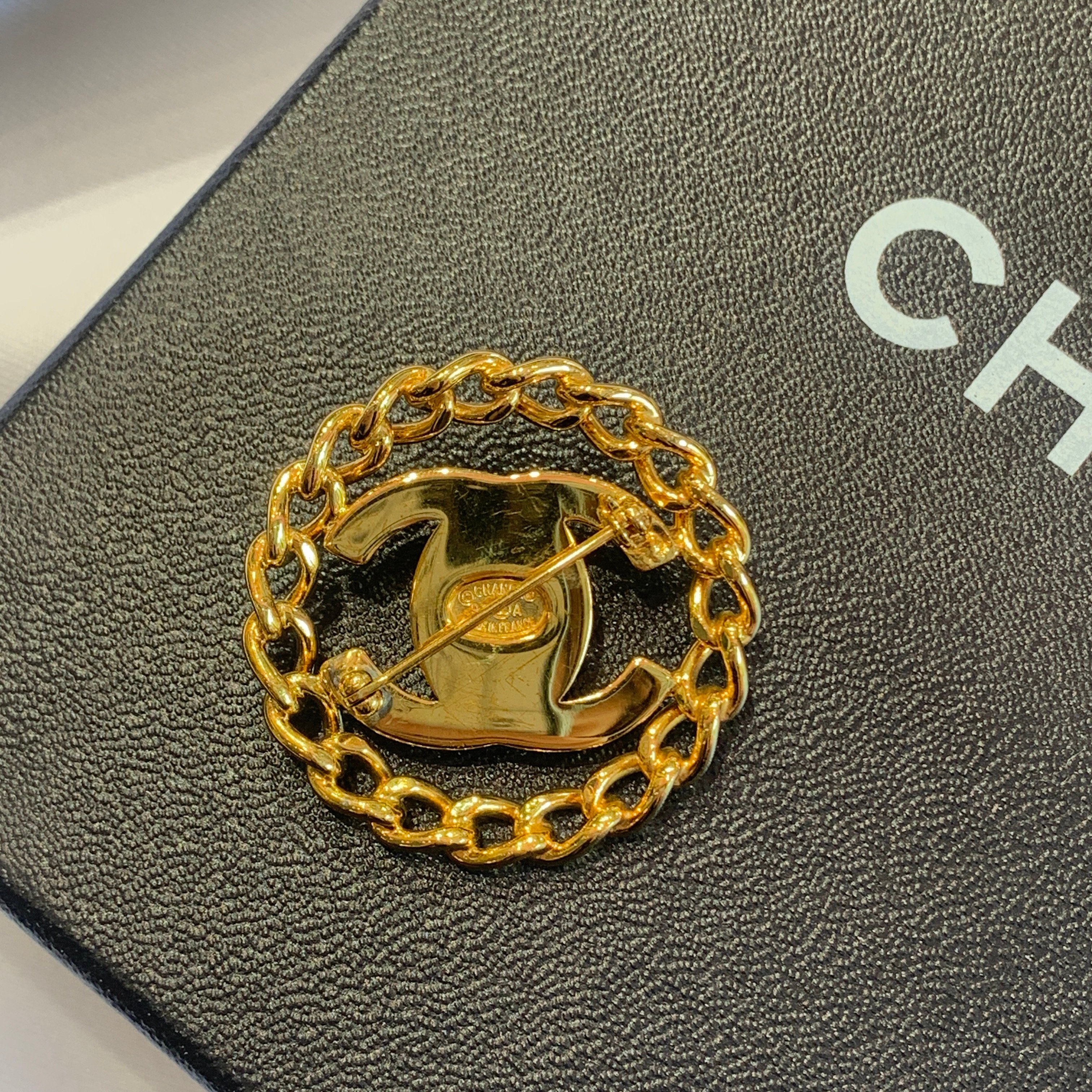 Chanel簍空書包扣胸針