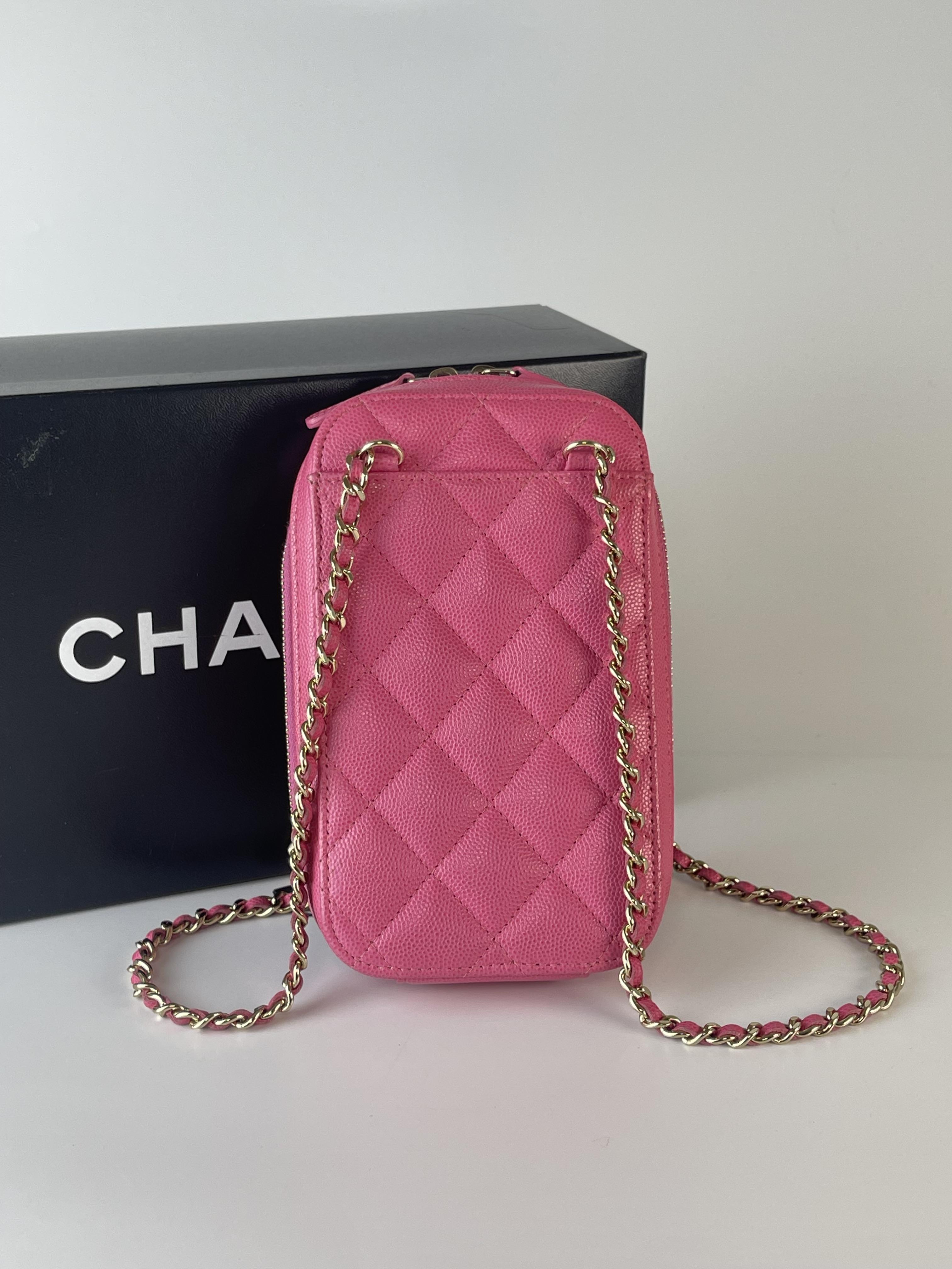 Chanel粉色荔皮手機包