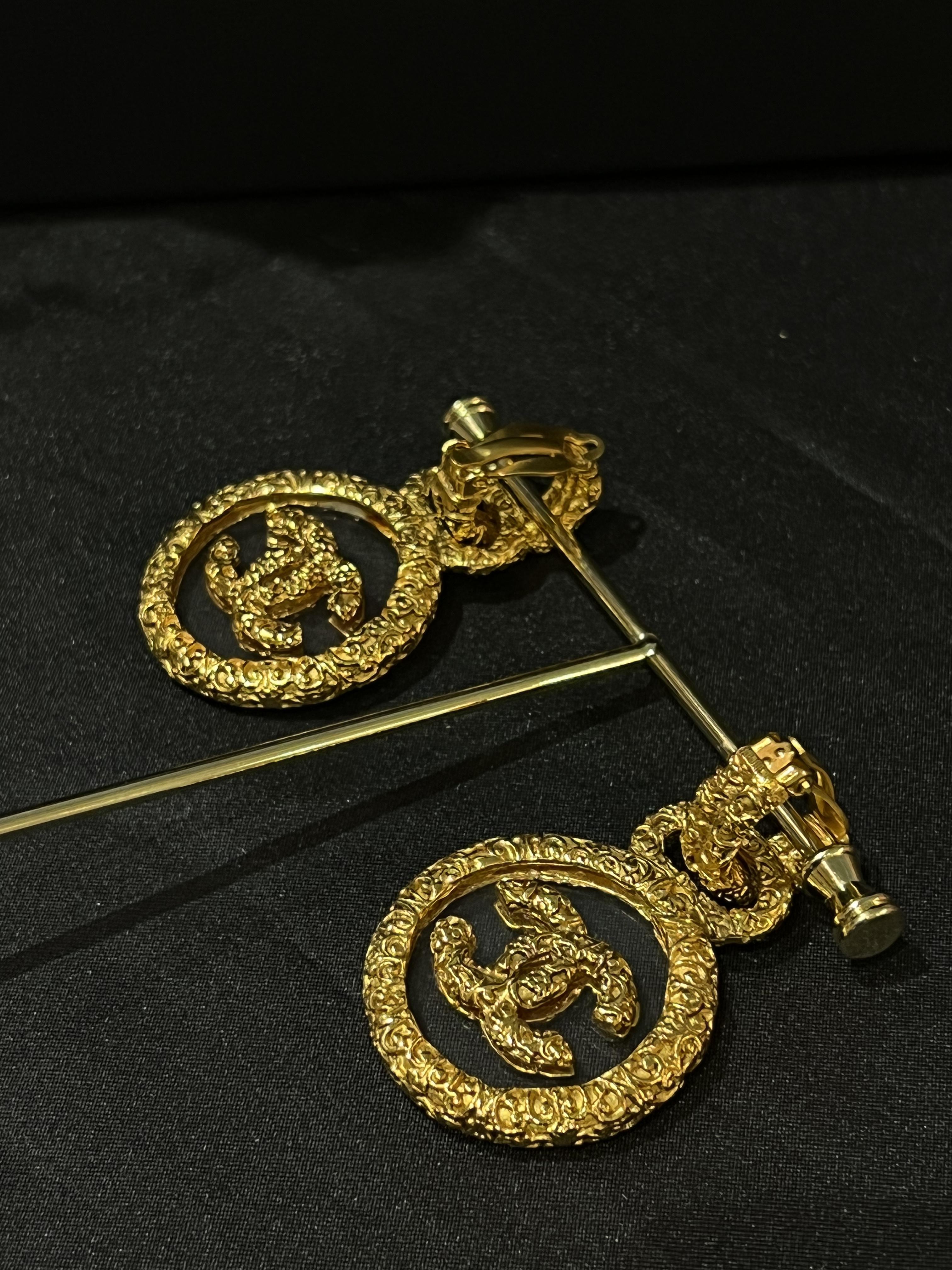 Chanel熔岩logo鏡面耳夾