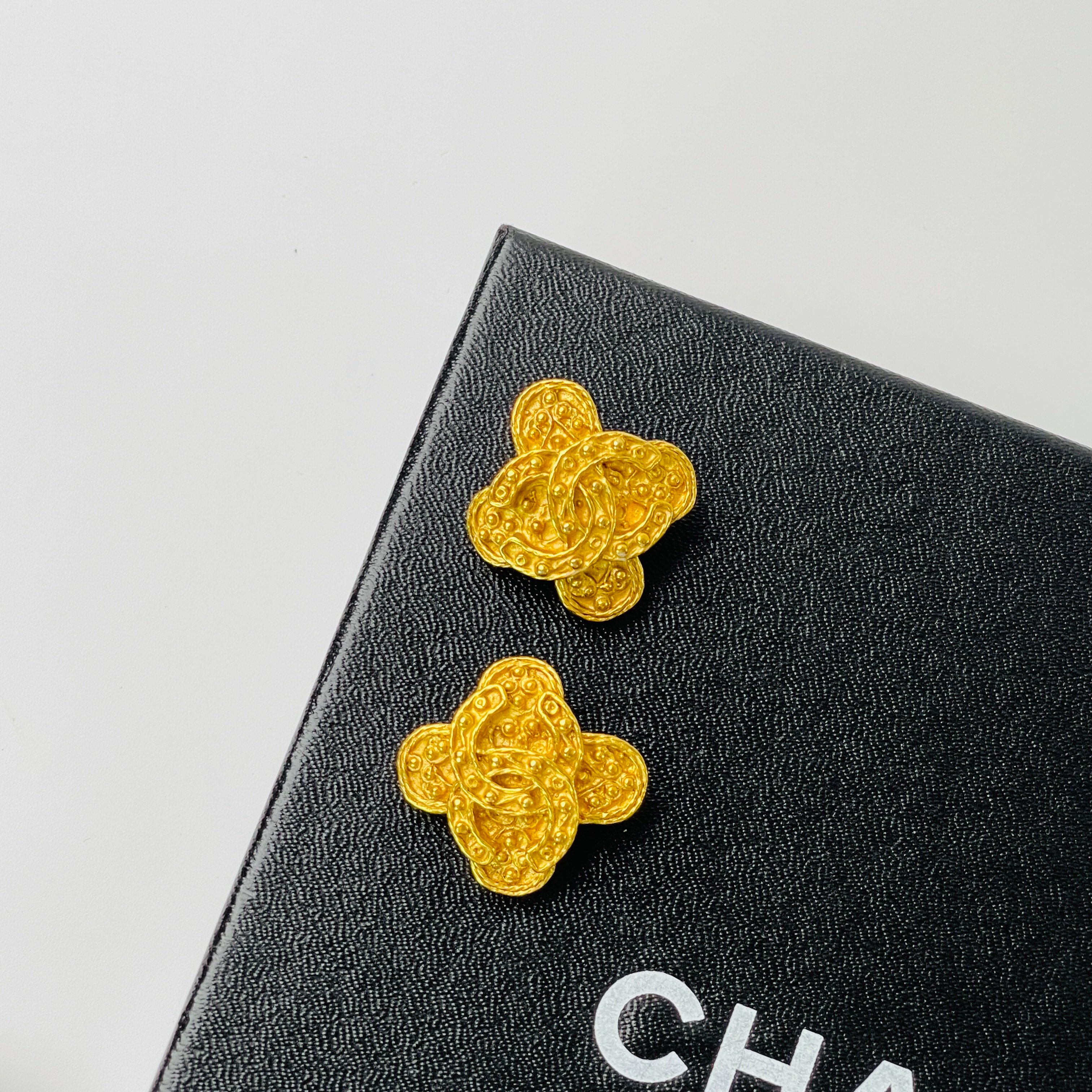 Chanel 十字葡萄藤耳夾