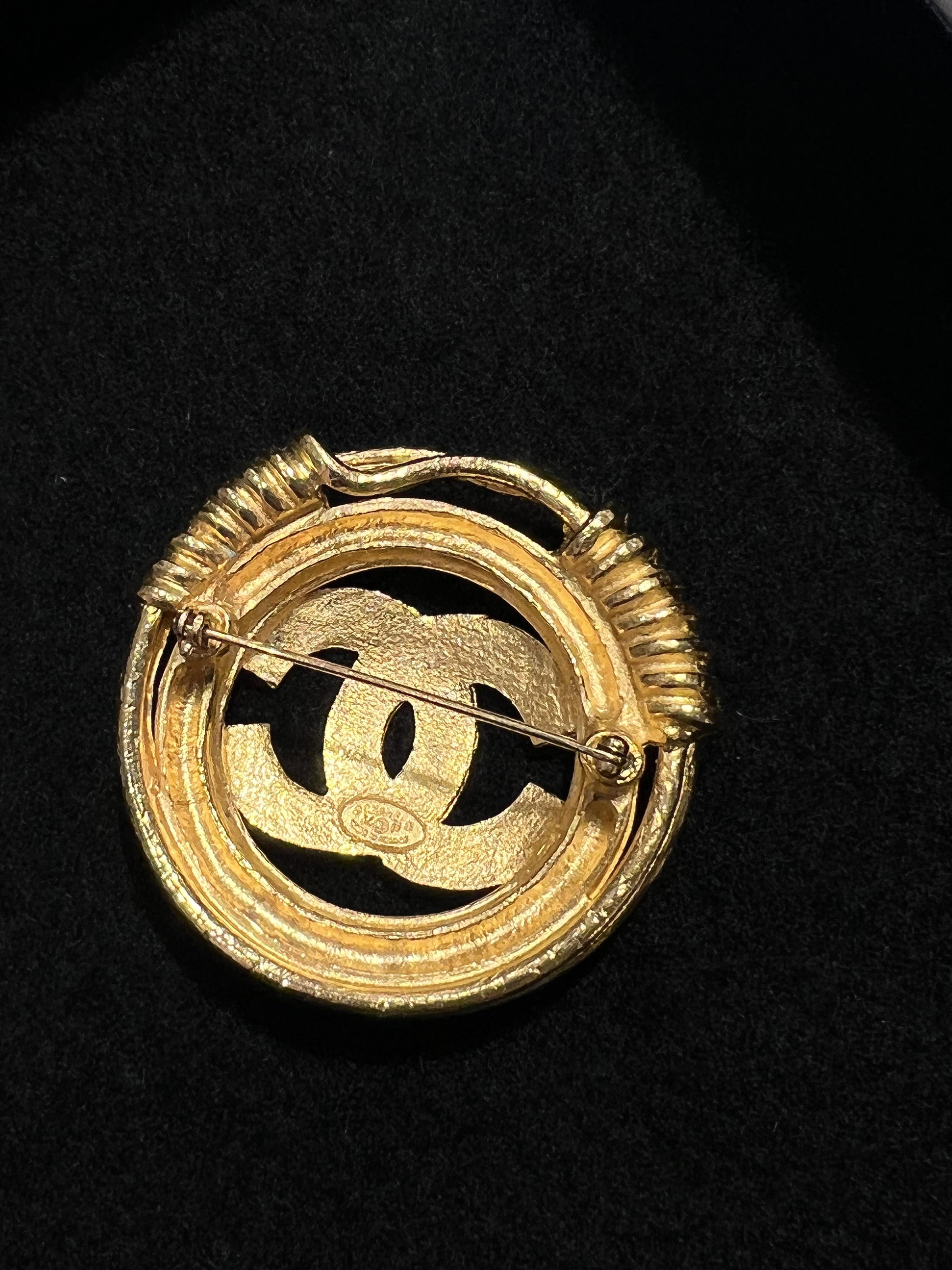 Chanel 立體鏤空胸針