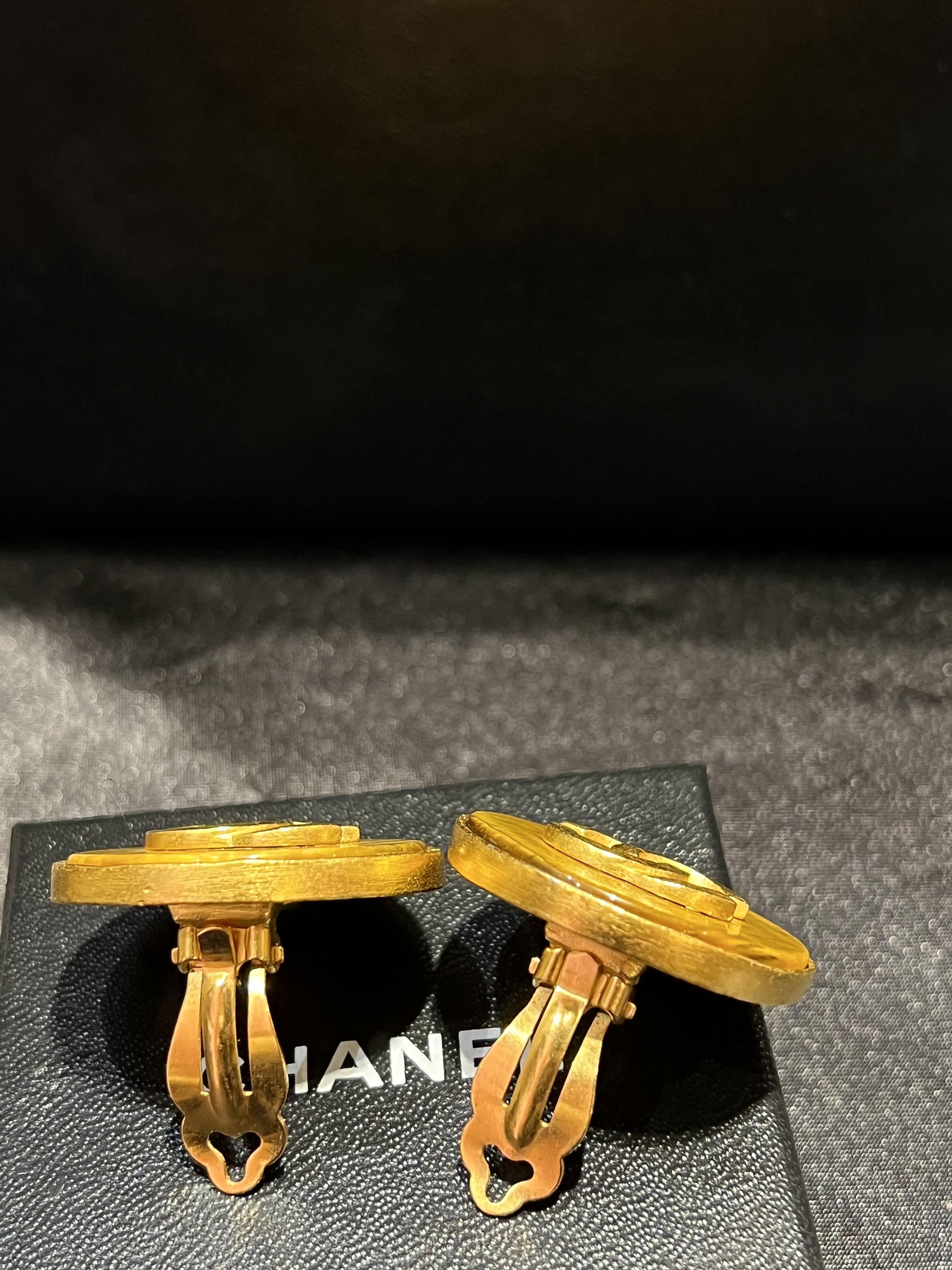 Chanel貓眼石耳夾