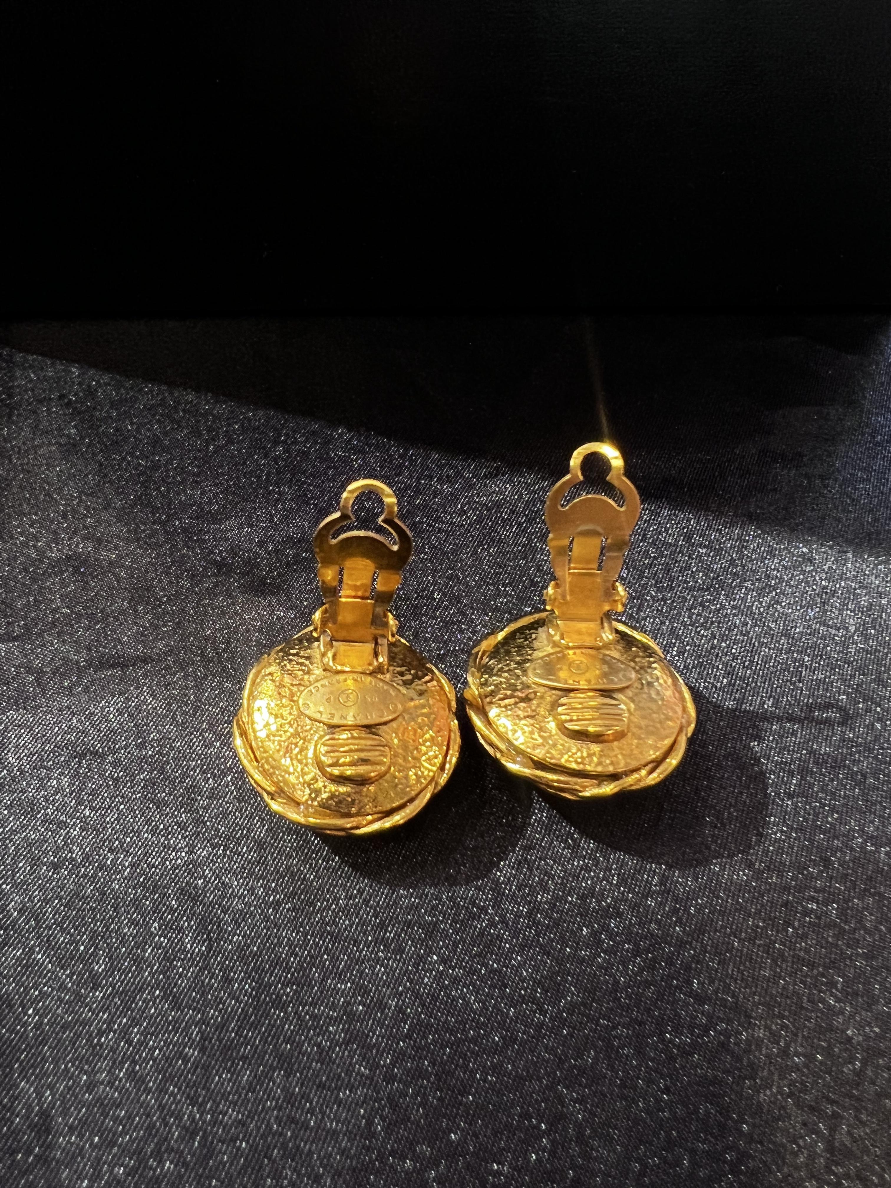 Chanel珍珠logo耳夾