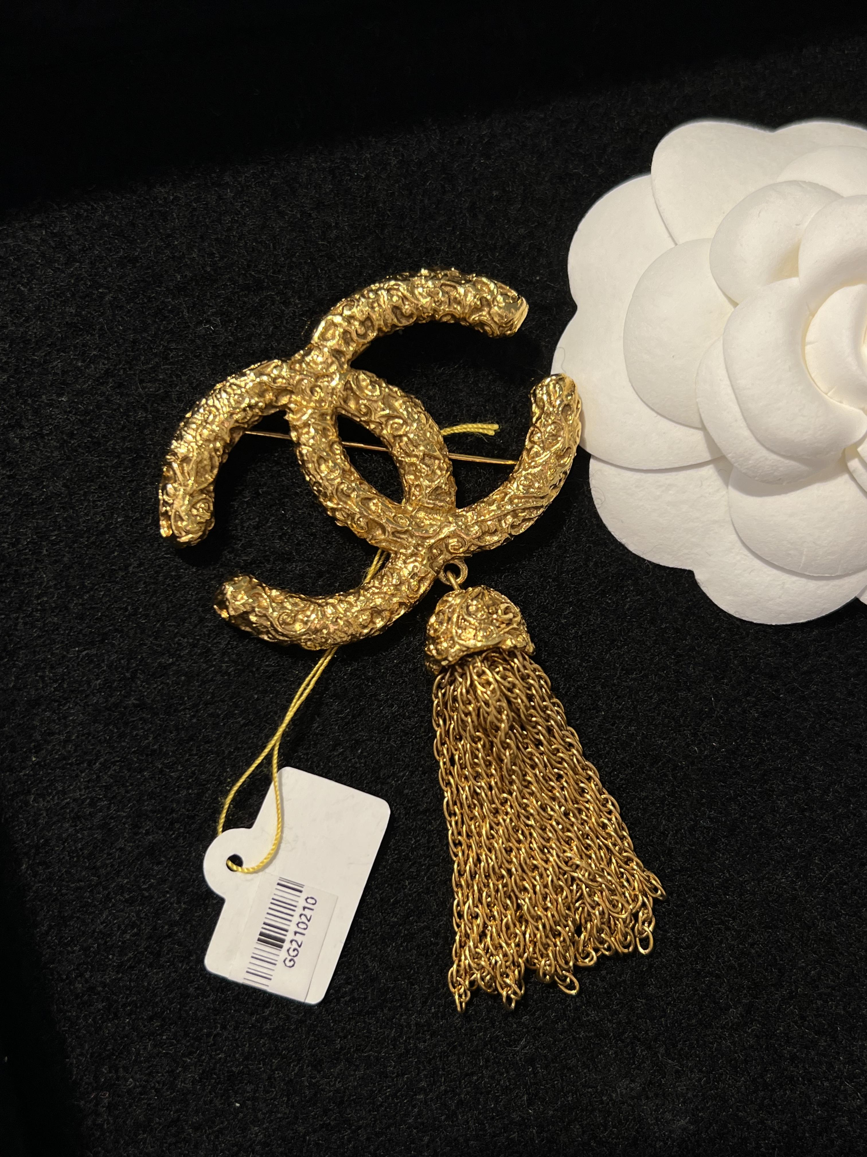 Chanel熔岩流蘇胸針