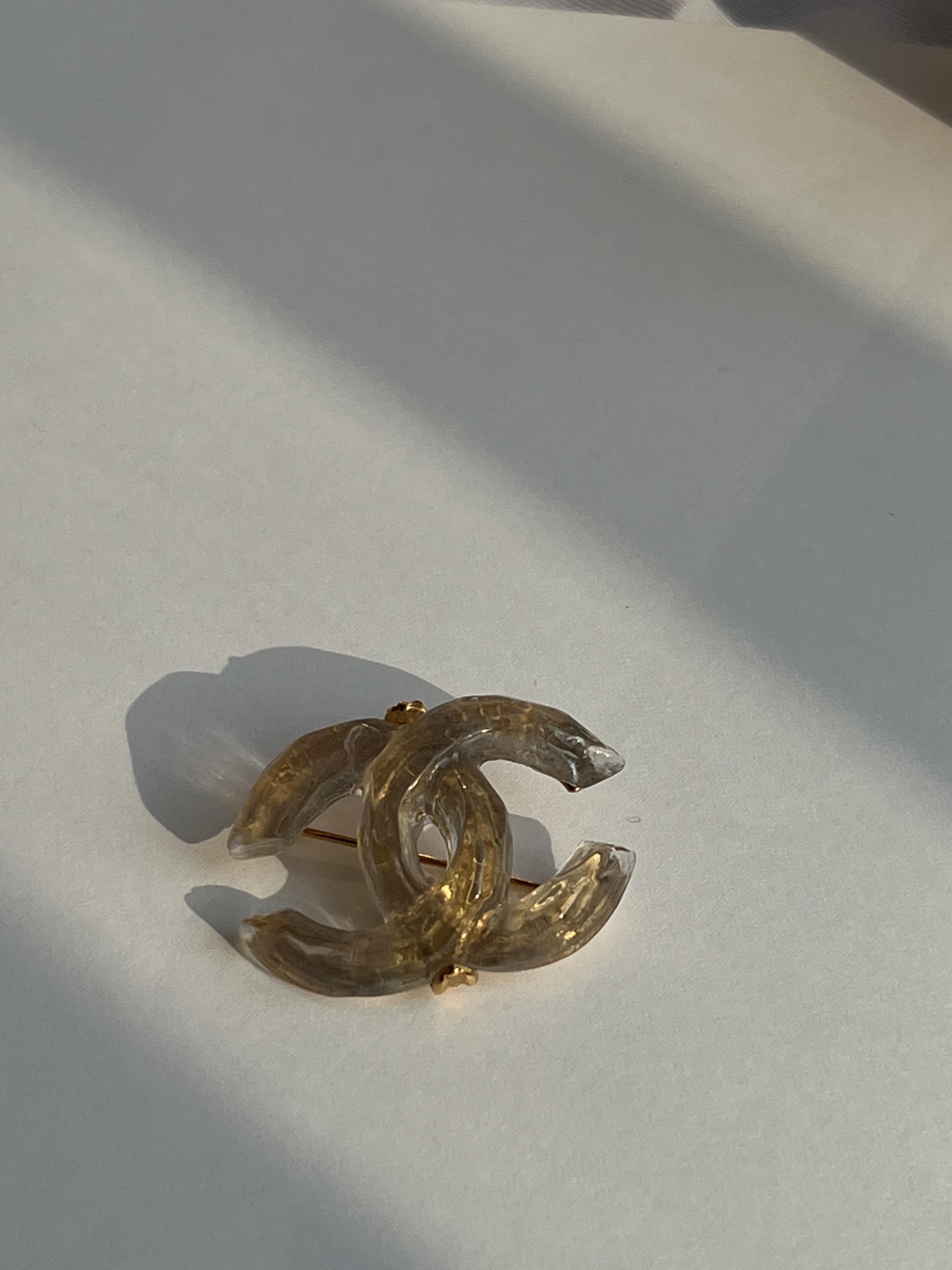 Chanel透明樹脂胸針