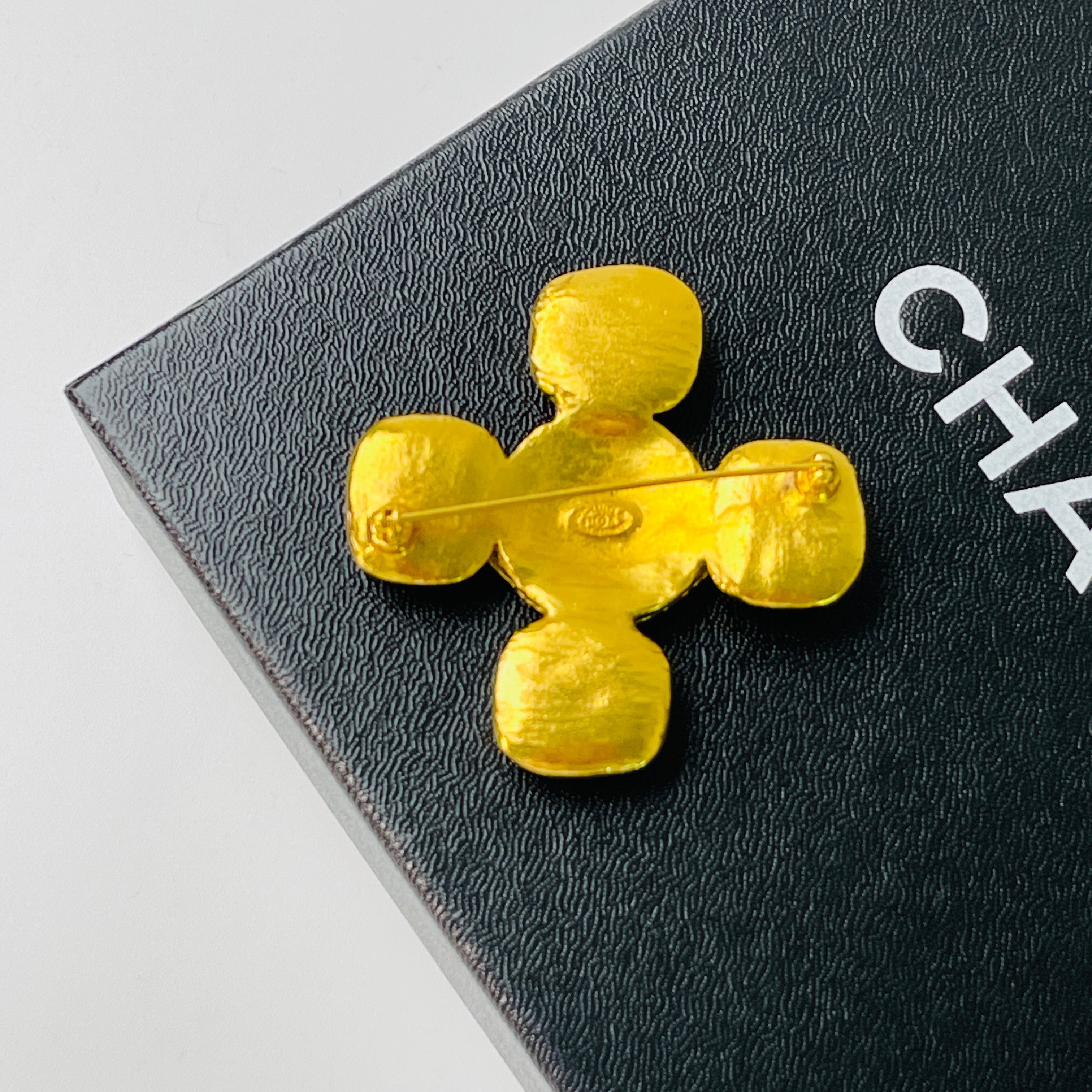 Chanel 葡萄藤綠琉十字胸針