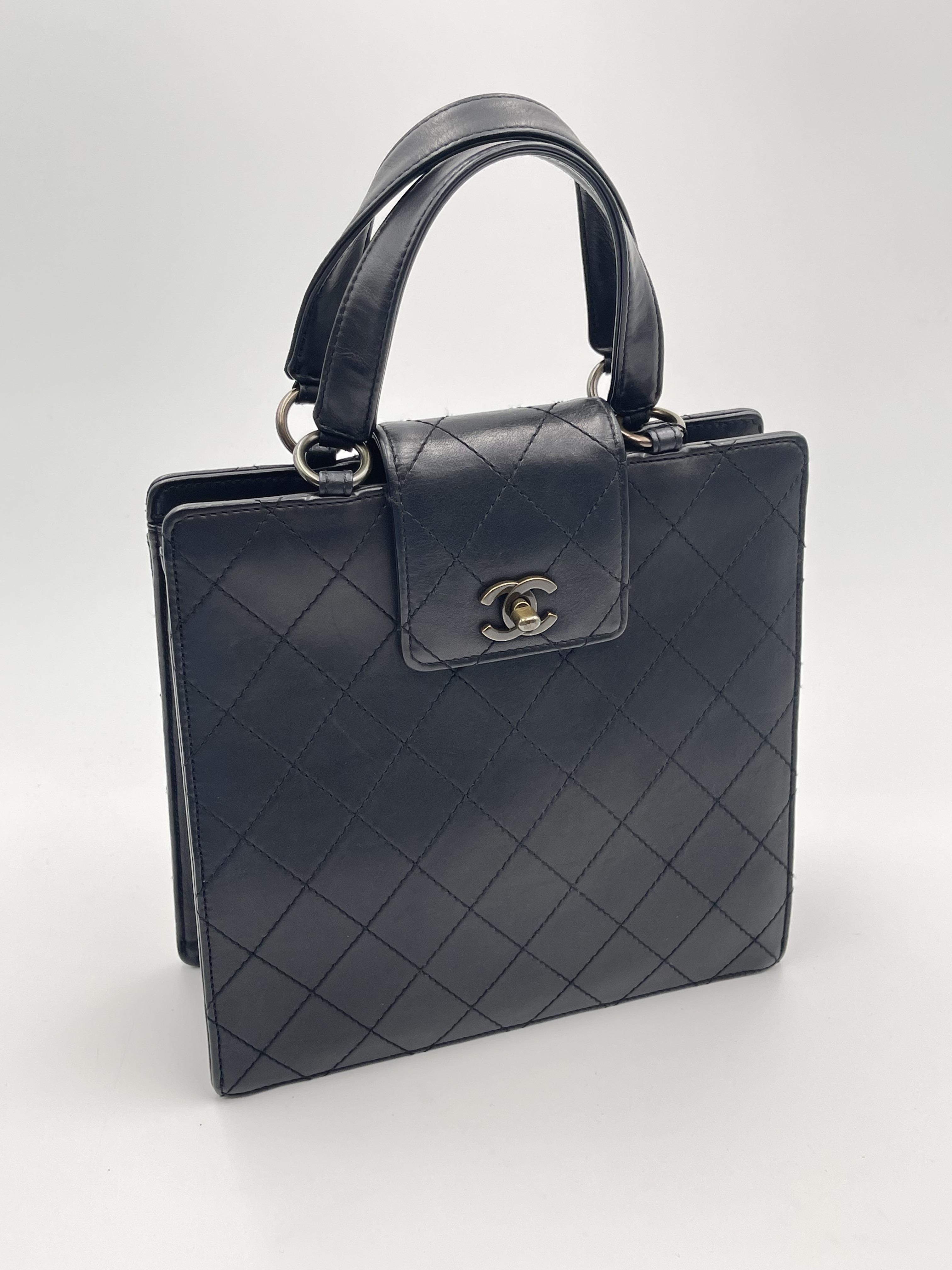 Chanel外縫線銅釦手提包