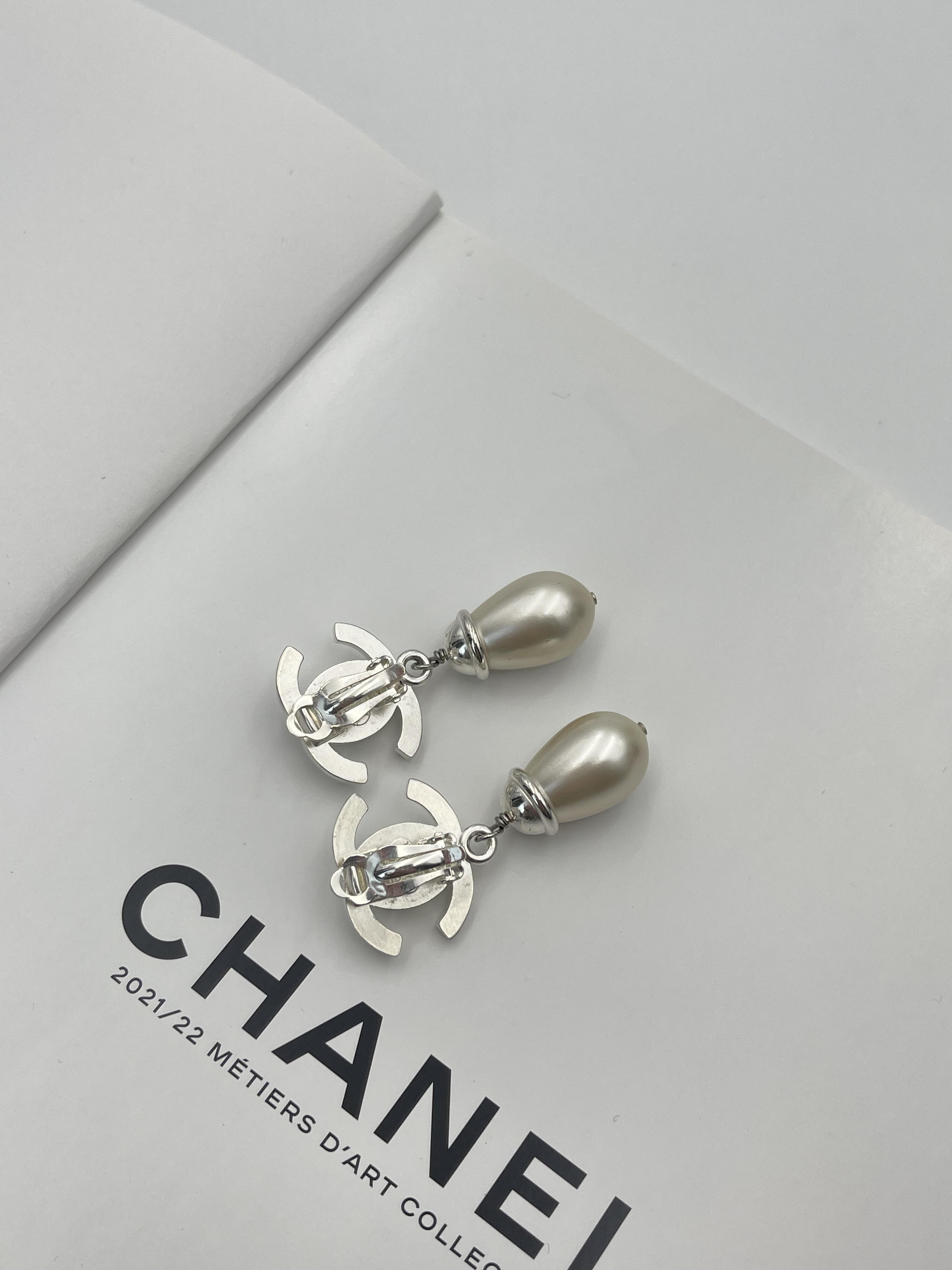 Chanel帶鑽珍珠耳夾