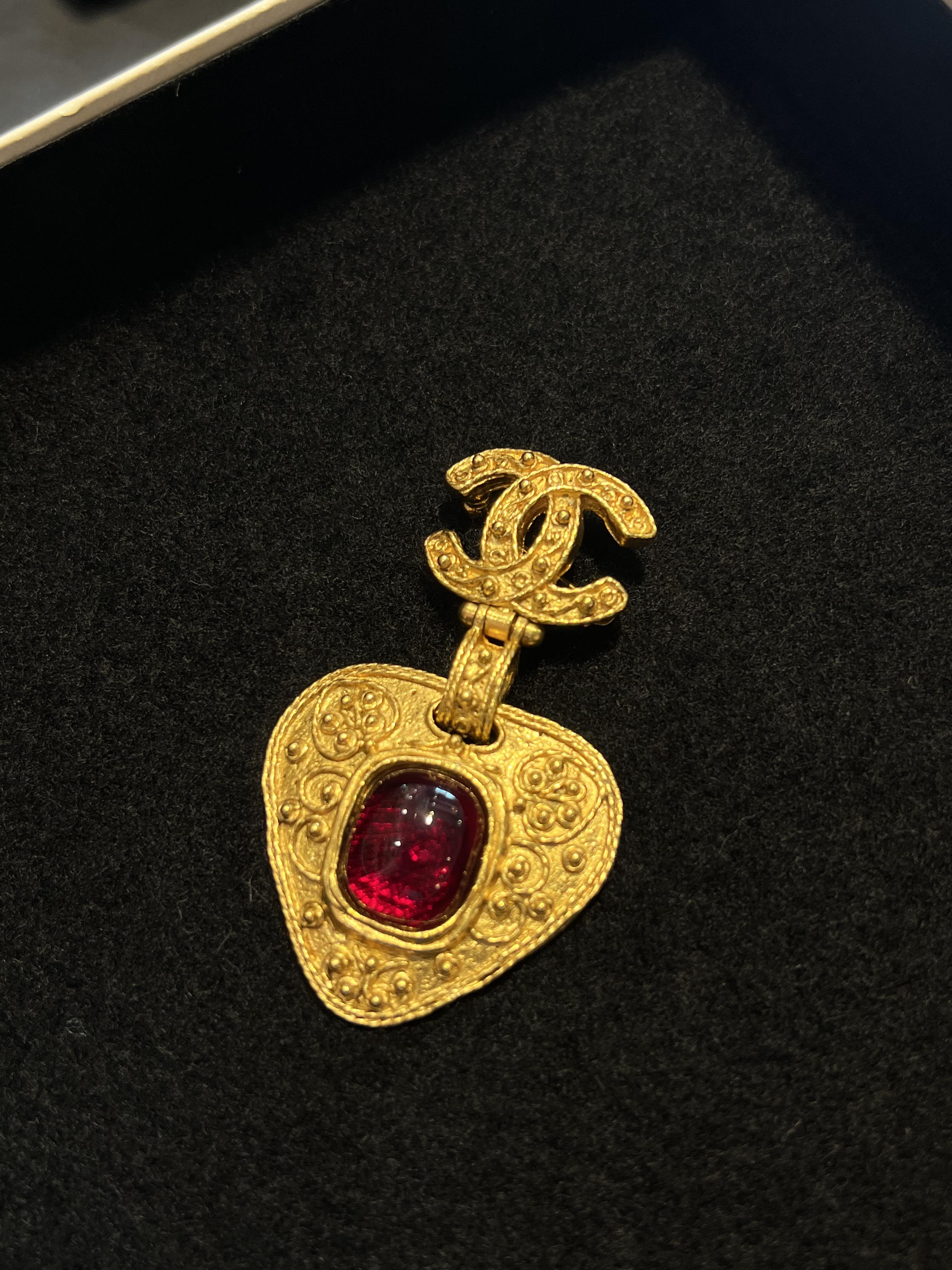 Chanel紅琉璃葡萄藤垂墜胸針