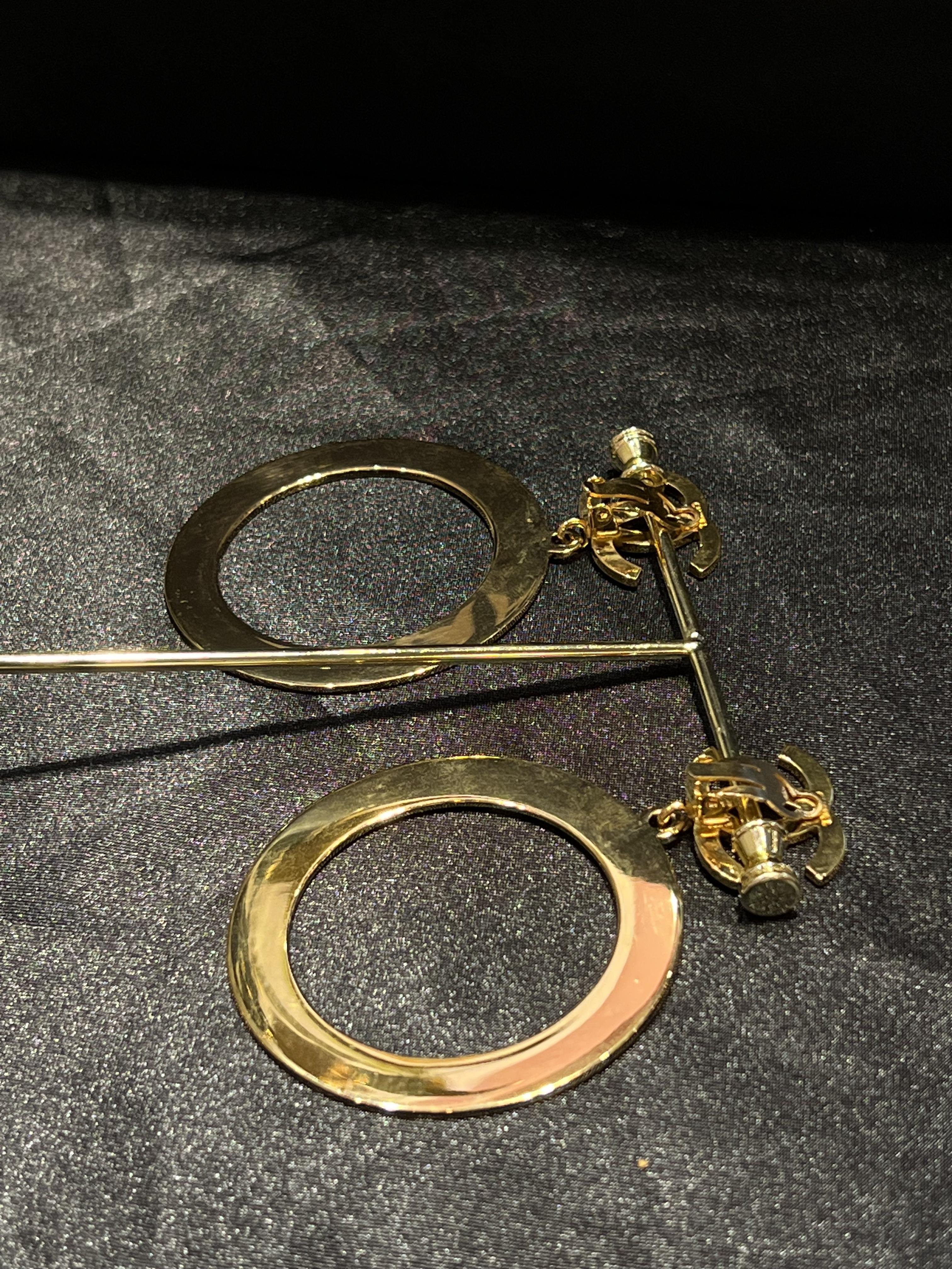 Chanel大圈圈秀款耳夾