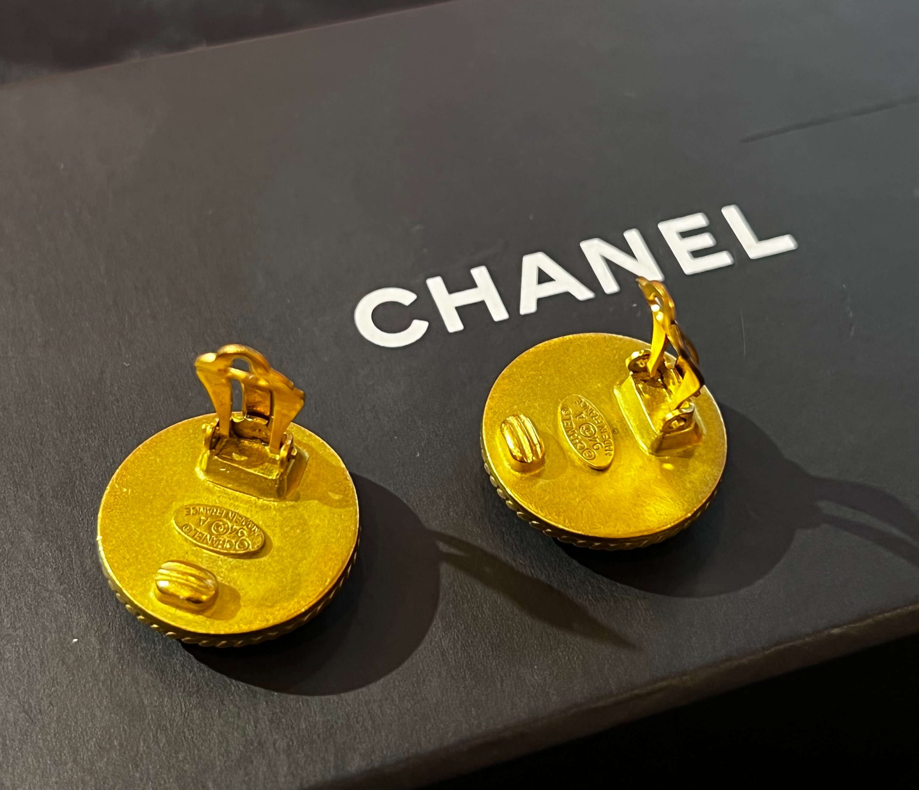 Chanel黑白貝母耳夾