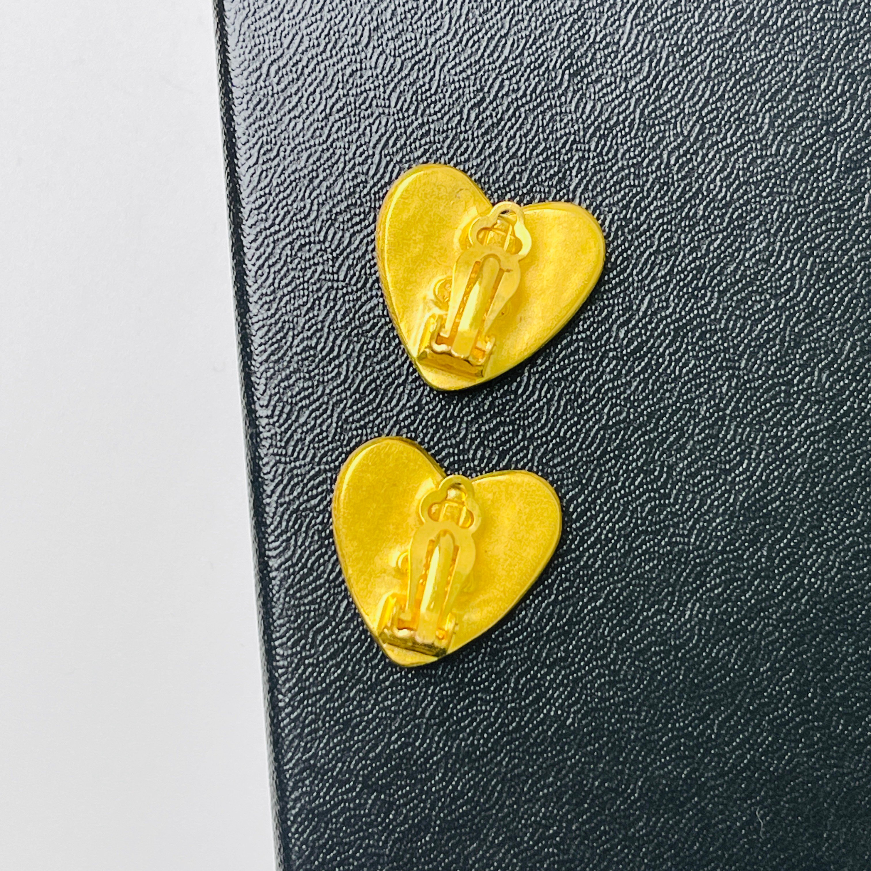 Chanel 霧面愛心耳夾