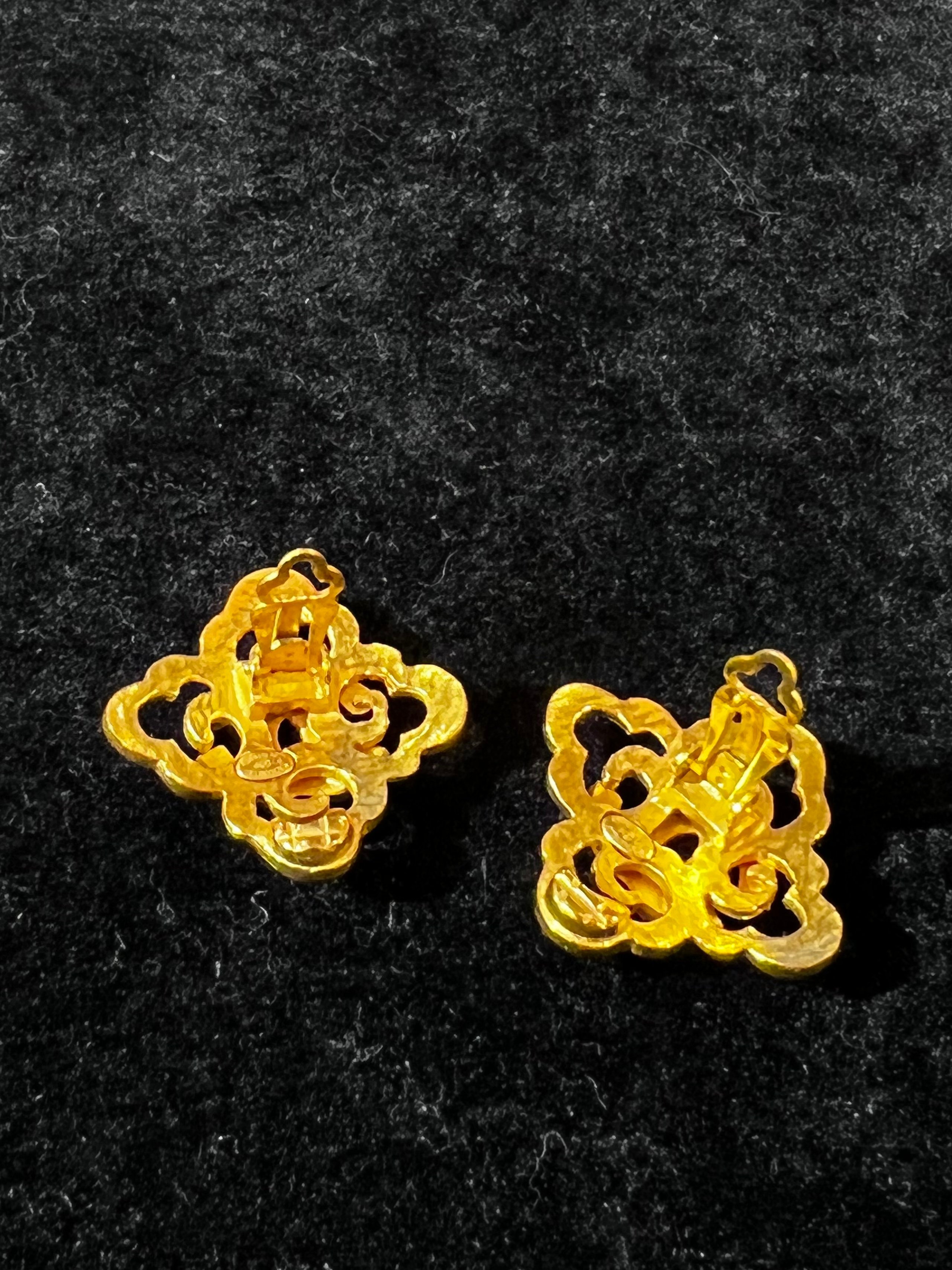 Chanel鏤空雕花耳夾