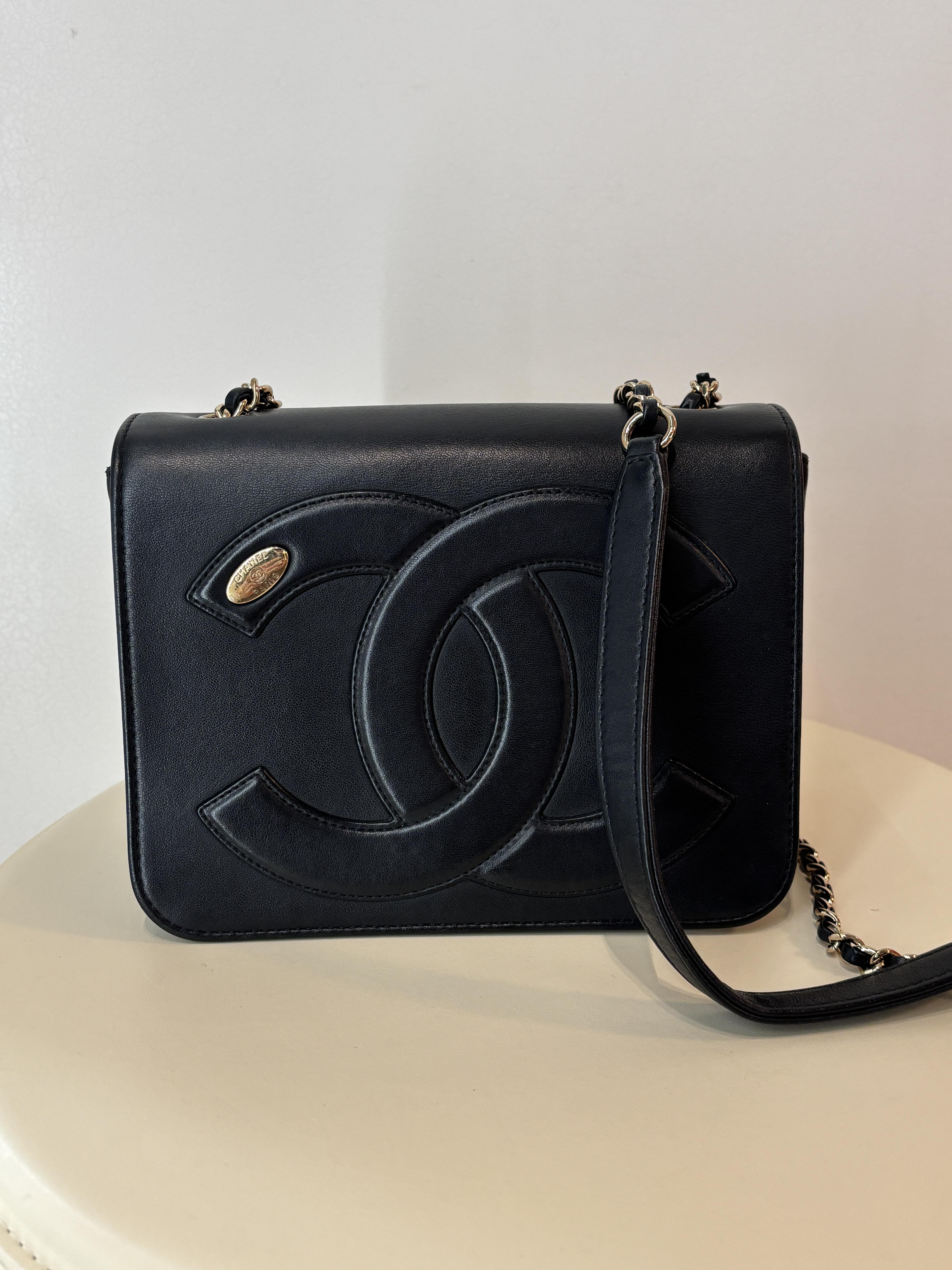 Chanel大Logo相機包