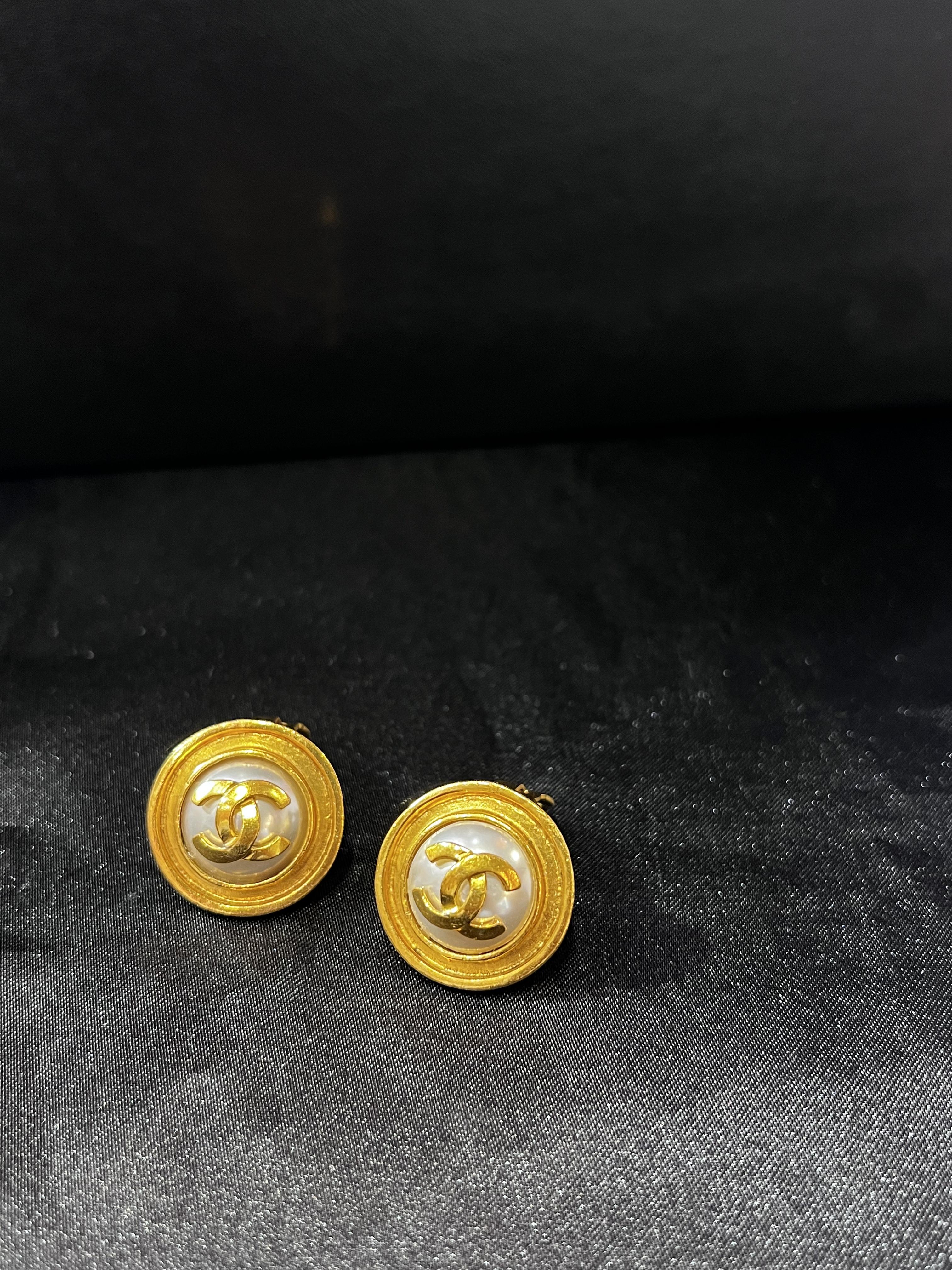 Chanel圓珍珠logo耳夾