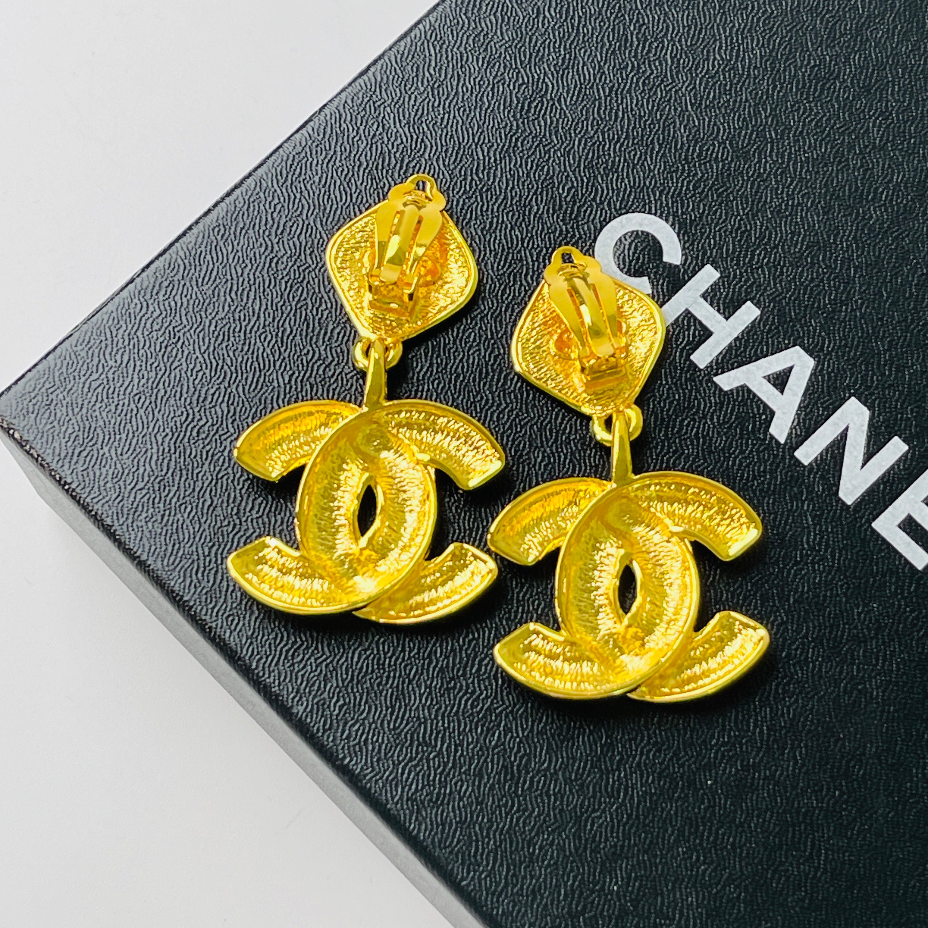 Chanel 小鳥垂墜耳夾