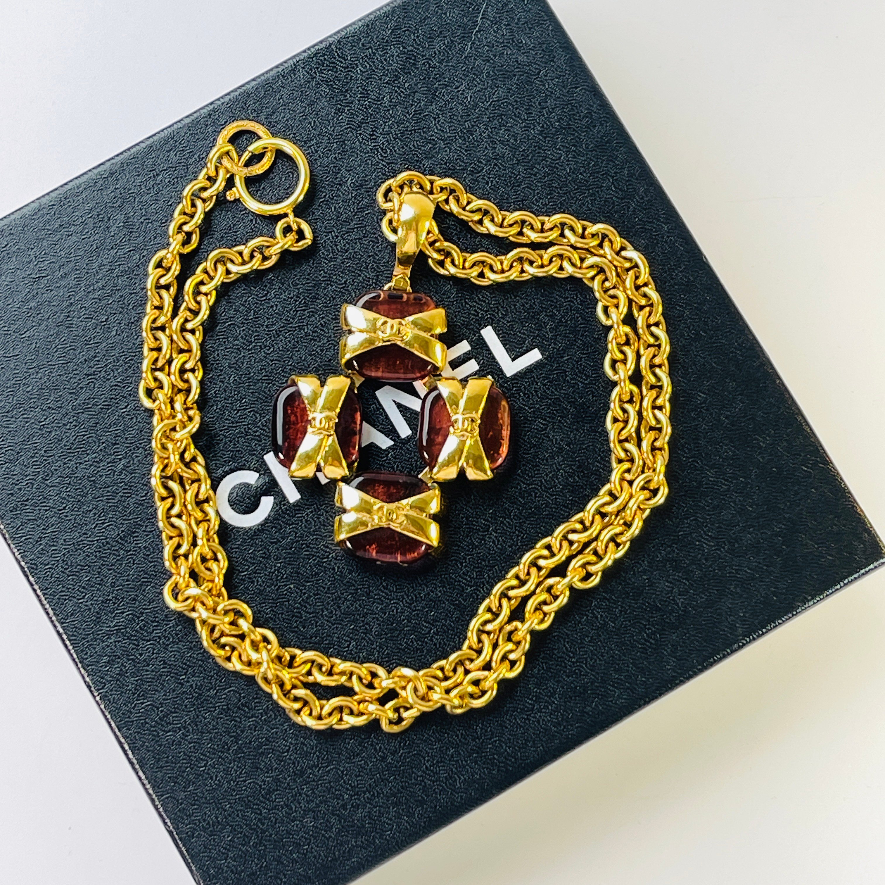 Chanel 方形琉璃十字長鍊