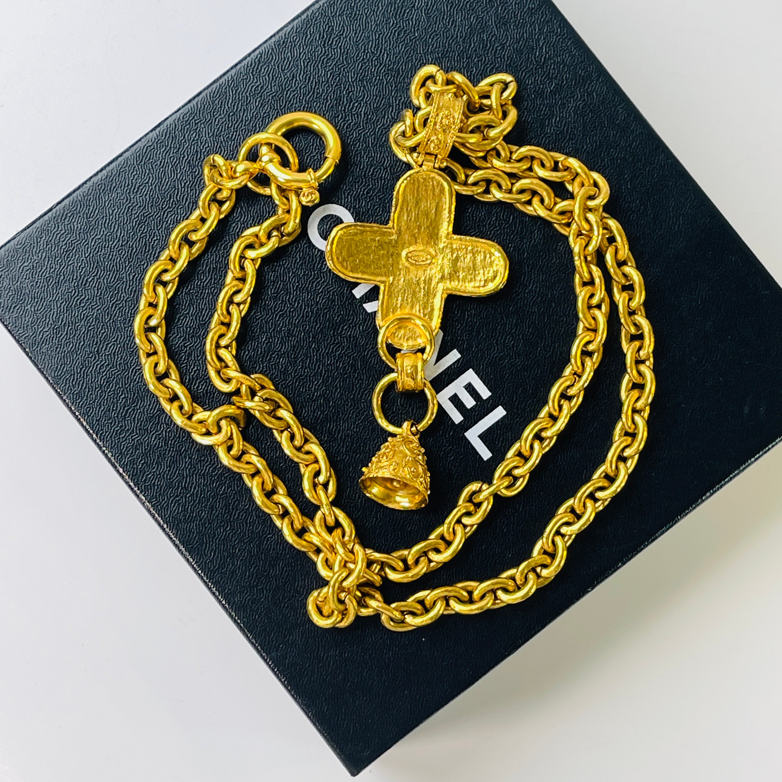 Chanel 葡萄藤十字鈴鐺長鍊